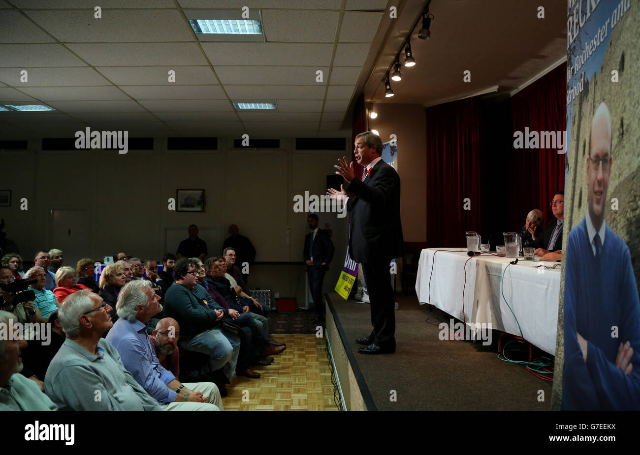 Der UKIP-Führer Nigel Farage spricht vor den anstehenden Nachwahlen in Rochester und Strood mit den Zuschauern während eines öffentlichen Treffens mit dem Ukip-Kandidaten Mark Reckless am Hoo Village Institute in Hoo bei Rochester. Bilddatum: Dienstag, 4. November 2014. Das Foto sollte lauten: Gareth Fuller/PA Wire Stockfoto