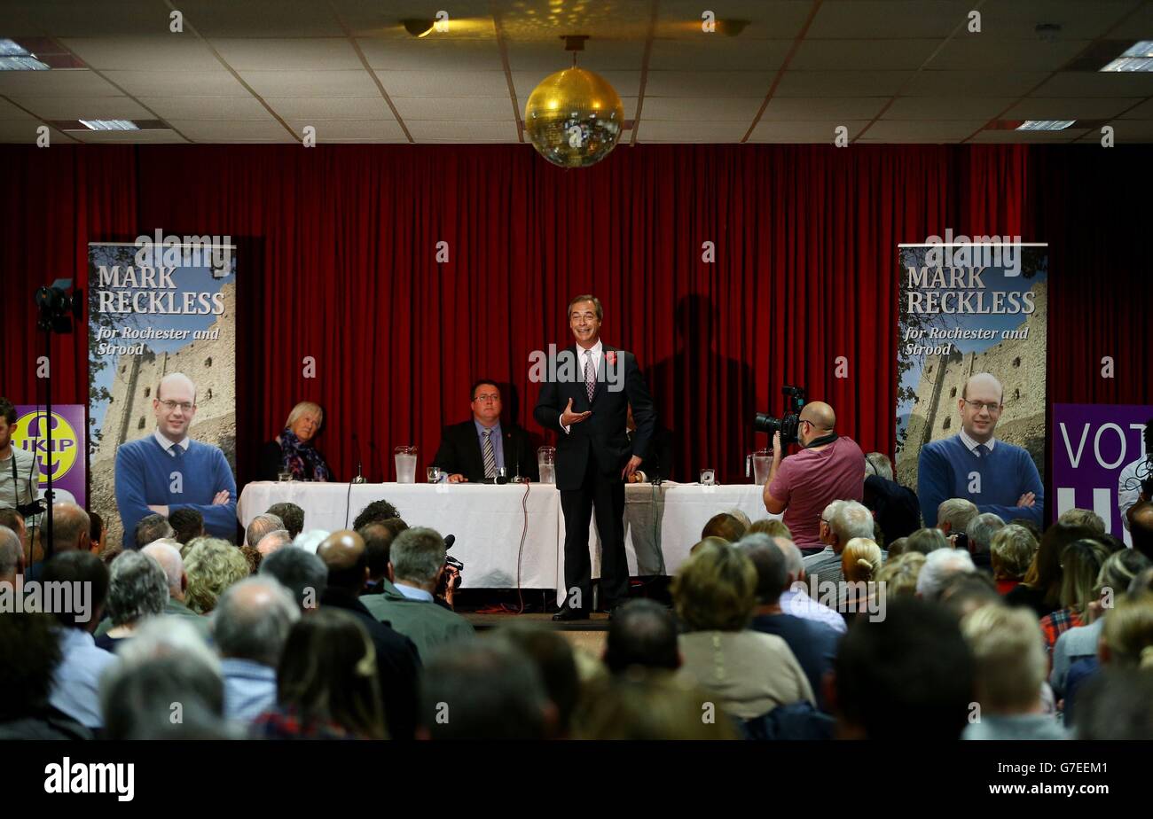 Der UKIP-Vorsitzende Nigel Farage (Mitte) spricht vor den anstehenden Nachwahlen von Rochester und Strood bei einem öffentlichen Treffen mit dem Wahlkandidaten Mark Reckless am Hoo Village Institute in Hoo bei Rochester mit den Zuschauern. Bilddatum: Dienstag, 4. November 2014. Das Foto sollte lauten: Gareth Fuller/PA Wire Stockfoto