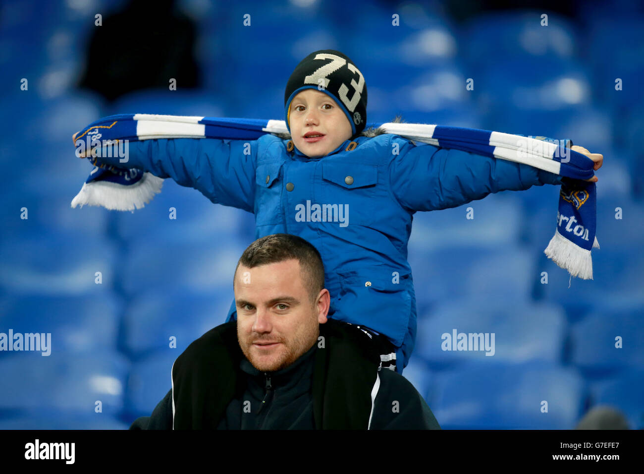 Ein junger Everton-Fan zeigt vor dem Spiel seine Unterstützung auf den Tribünen Stockfoto