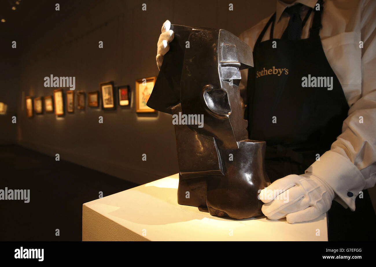 Ein Techniker der Galerie positioniert den Leiter einer Frau, BU Otto Gutfreund, vor dem Verkauf des tschechischen Surrealismus zwischen den Kriegen im Londoner Auktionshaus, das am 12. November stattfindet. Stockfoto