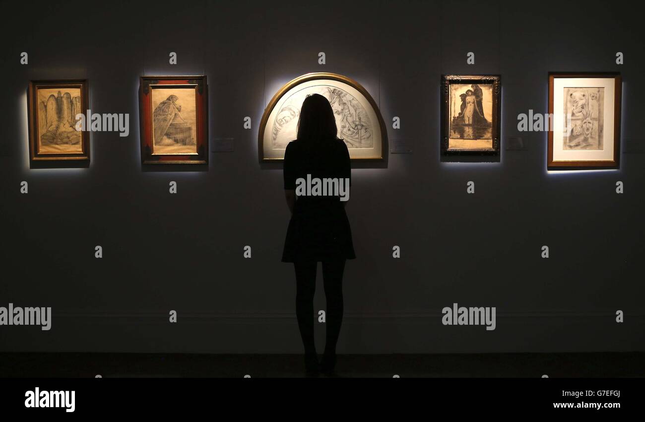 Ein Besucher sieht sich Bilder vor dem Verkauf des tschechischen Surrealismus zwischen den Kriegen im Londoner Auktionshaus an, das am 12. November stattfindet. Stockfoto