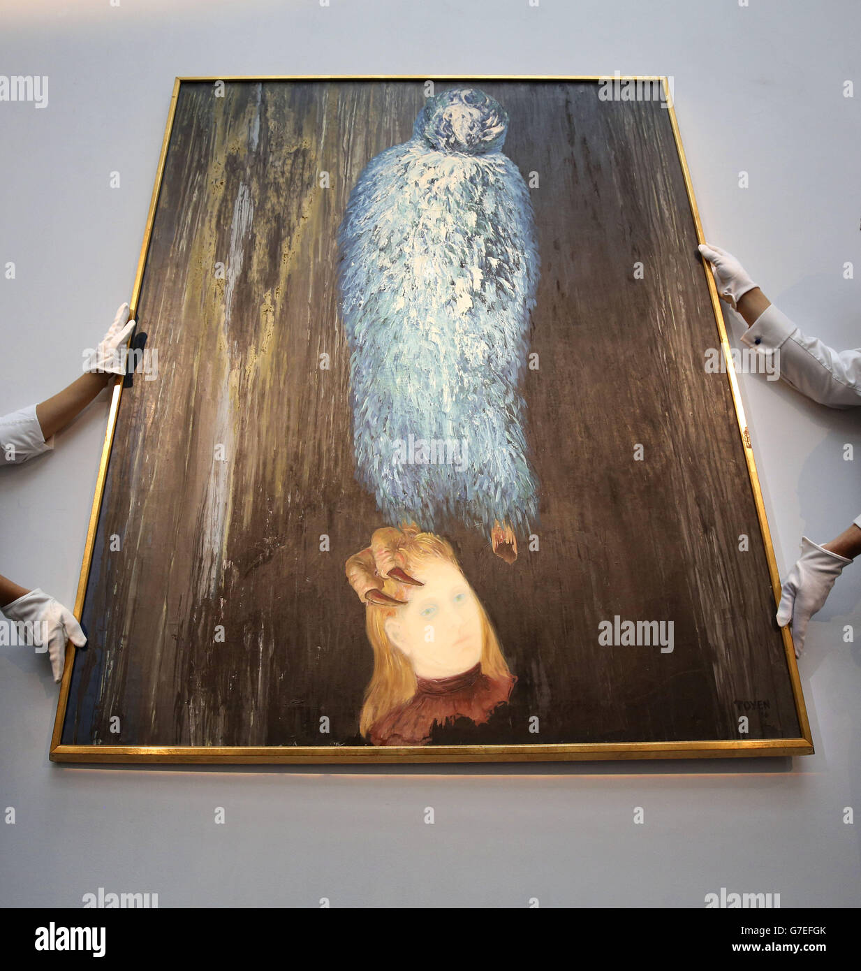 Sothebys Gallery Technicians hängen die Message of the Forest von Toyen vor dem Verkauf des tschechischen Surrealismus zwischen den Kriegen im Londoner Auktionshaus, das am 12. November stattfindet. Stockfoto