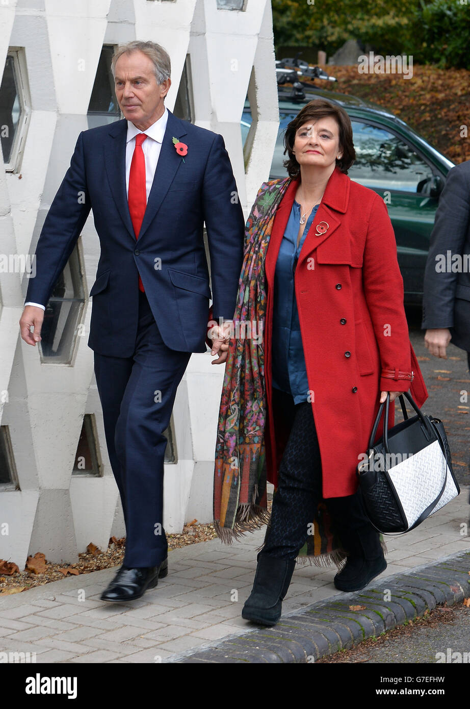 Tony und Cherie Blair kommen im Krematorium der City of London im Nordosten Londons an, um Paul Cottingham, den Partner von Lord Michael Cashman, zu begräbigen, der letzten Monat seinen Kampf wegen Krebs verloren hat. Stockfoto