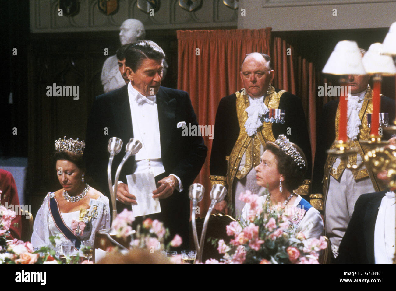 Der amerikanische Präsident Ronald Reagan spricht bei einem Bankett in St. George's Hall, Windsor Castle. Er wird von Prinzessin Margaret (links) und Königin Elizabeth II. Flankiert Stockfoto