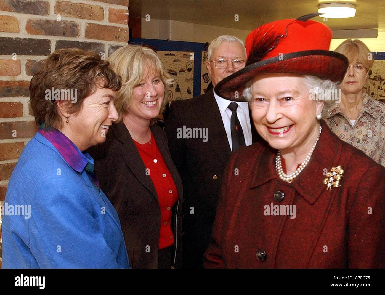 Die Königin lächelt, als sie sich von Jacky Froggatt (links), der Schulleiterin von Harwich, in Harwich, Essex, abwendet. Stockfoto