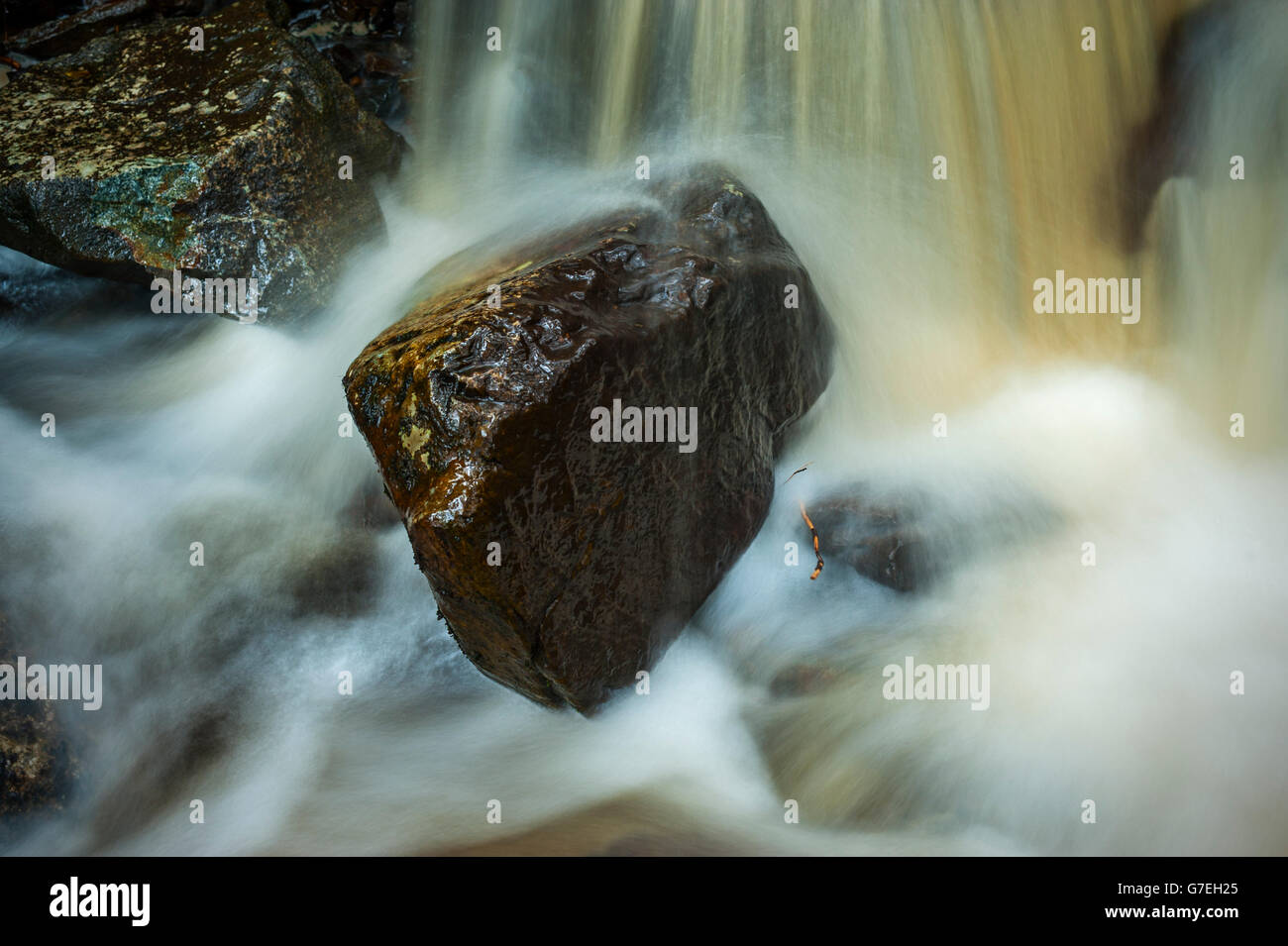 Schwebende Felsen Illusion in der Nähe von Sitka, Alaska, USA. Stockfoto