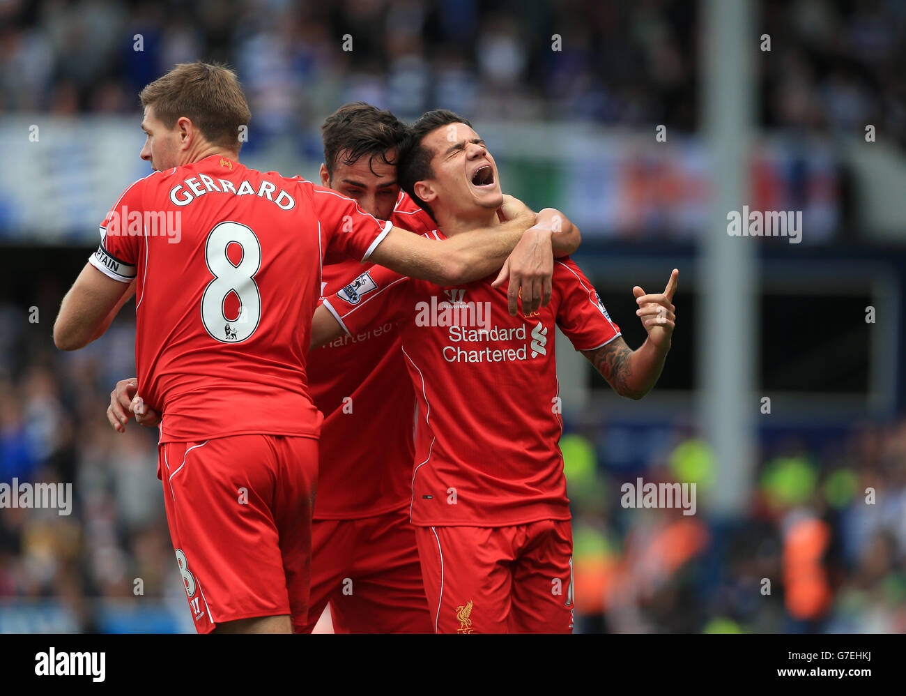Liverpools Philippe Coutinhos (rechts) feiert das zweite Tor des Spiels während des Spiels der Barclays Premier League in der Loftus Road, London. Stockfoto