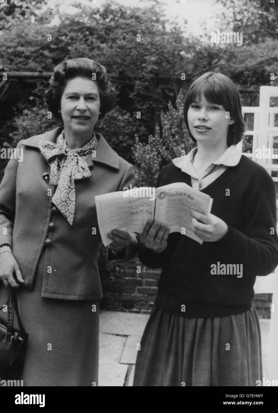 Royalty - Königin Elizabeth II und Lady Sarah Arnstrong-Jones - Windsor Great Park Stockfoto