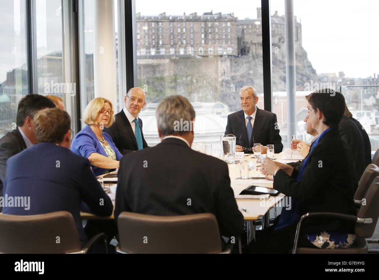 Lord Smith (Back Center), Vorsitzender der Kommission Smith in Edinburgh, beginnt mit allen Parteien Gespräche, um eine Einigung darüber zu erzielen, welche neuen Mächte Schottland übertragen werden sollten, mit (im Uhrzeigersinn) Vertretern der Konservativen, dem ehemaligen schottischen Führer Annabel Goldie (versteckt) und dem akademischen Professor Adam Tomkins (versteckt), Die Abgeordneten der schottischen Grünen, Patrick Harvie (versteckt) und Maggie Chapman, die Labour-Abgeordneten Holyrood-Finanzsprecher Iain Gray und Westminster-Schattenpensionsminister Gregg McClymont, die Liberaldemokraten, der ehemalige schottische Sekretär Michael Stockfoto