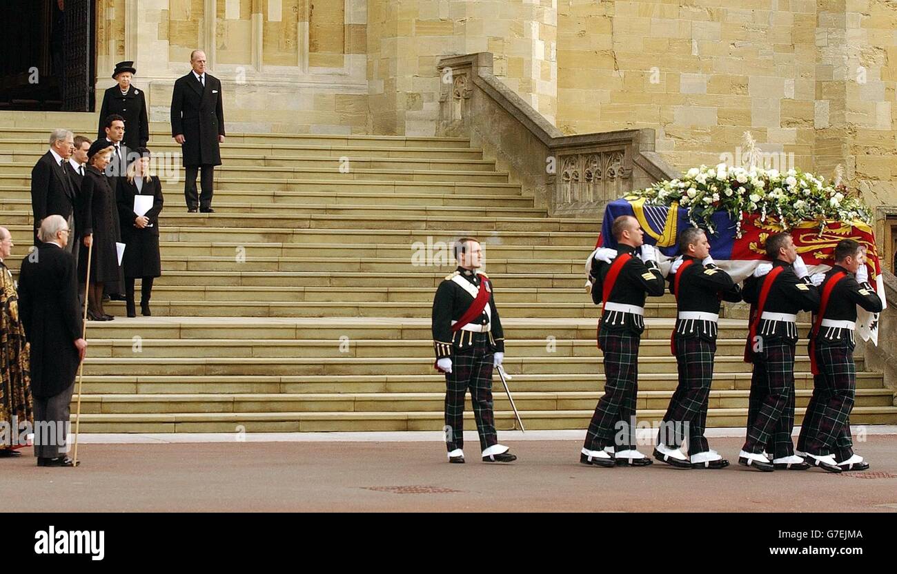 Die Königin, der Herzog von Edinburgh (oben) und andere Mitglieder der Familie von Prinzessin Alice (Gruppe links, Mitte) stehen auf den Stufen der Westtür der St. George's Chapel in Windsor Castle, während sie beobachten, wie der Sarg von Prinzessin Alice in einem Leichenwagen aufgestellt wird, Nach der Beerdigung. Die Prinzessin, die mit 102 Jahren die älteste britische Königin der Geschichte war, starb am vergangenen Freitag friedlich im Kensington Palace. Stockfoto