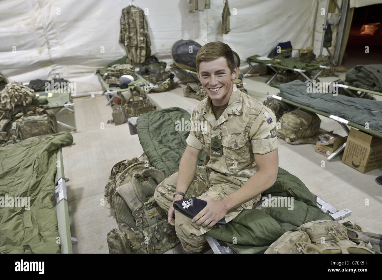 Der Korporal Thomas Warner 23 aus Port Talbot der 1. Dragoon Guards der Königin sitzt in einer provisorischen Zeltunterkunft im Camp Bastion, während sich die Truppen darauf vorbereiten, aus dem Lager in der Provinz Helmand, Afghanistan, zurückzuziehen und nach Großbritannien zurückzukehren. Stockfoto