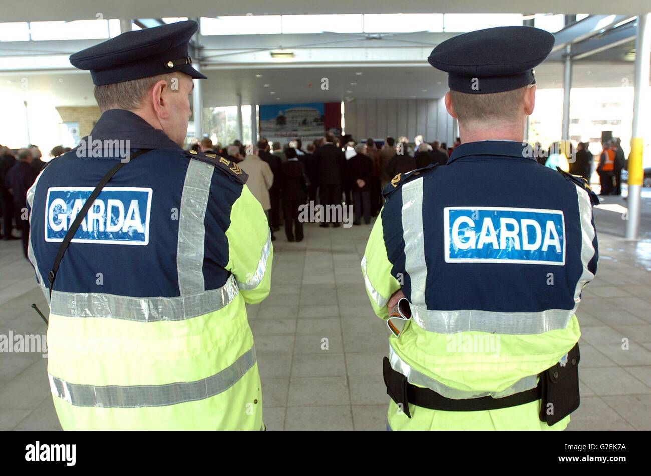 Zwei Mitglieder des Gardai übersehen eine Veranstaltung am Bahnhof Heuston in Dublin. Justizminister Michael McDowell hat angekündigt, dass die Überstunden am Gardasee während der Weihnachtszeit verdoppelt werden sollen. Gardai wird Maßnahmen mit hoher Sichtbarkeit durchführen, um Einbrüche, Ordnungswidrigkeiten und Verkehrstote zu verhindern. McDowell sagte, dass die Zuteilung von 4 Millionen Euro (2,8 Millionen Euro) 140,000 Stunden zusätzliche Überstunden am Gardasee finanzieren würde. Stockfoto