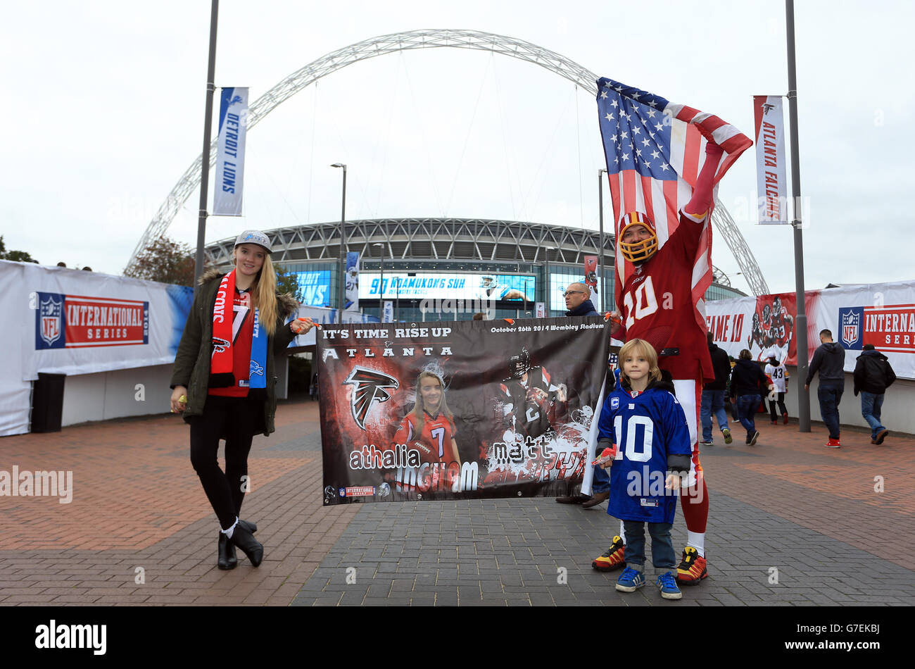 American Football - NFL International Series 2014 - Detroit Lions / Atlanta Falcons - Wembley Stadium. Fans zeigen ihre Unterstützung vor dem Wembley Stadium Stockfoto