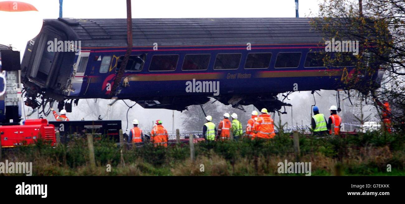 Aus dem Wrack des Zugunglücks in Ufton Nervet, Bekshire, wird ein Wagen auf einen Tieflader gehoben. Es wird erwartet, dass der Wiederherstellungsprozess nach dem Absturz am Samstag, bei dem sieben Menschen ums Leben kamen, bis Ende der Woche dauern wird und es noch einige Zeit dauern wird, bis die Strecke wieder aufgeht. Stockfoto