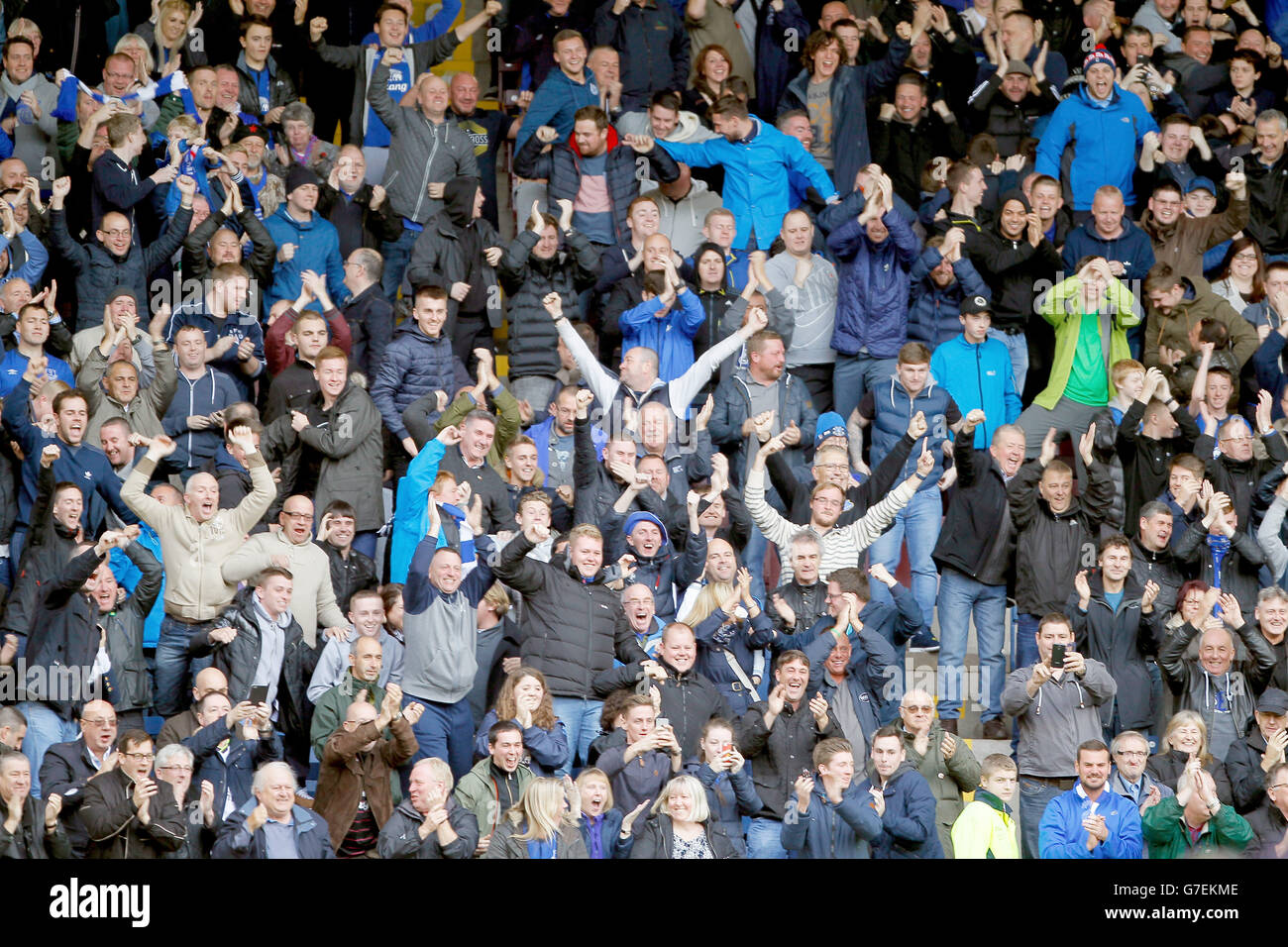Fußball - Barclays Premier League - Burnley gegen Everton - Turf Moor. Everton-Fans feiern das 3. Tor Stockfoto