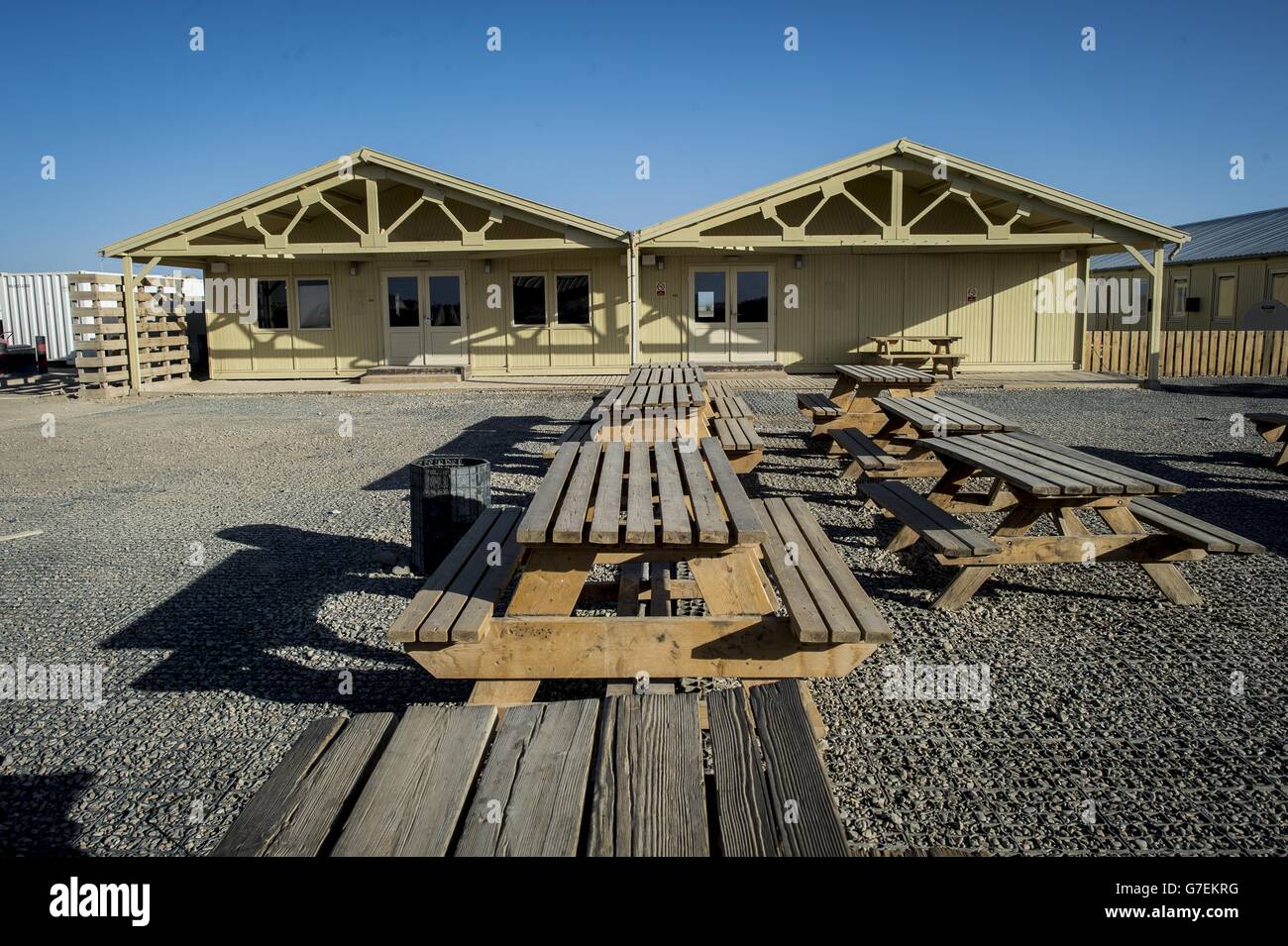 Ein leerer Gemeinschaftsbereich vor dem Café Heroes in Camp Bastion, Afghanistan, nachdem britische Truppen Camp Bastion an afghanische Truppen übergeben hatten, was ihren blutigen Feldzug in der Provinz Helmand zu einem Ende brachte. Stockfoto