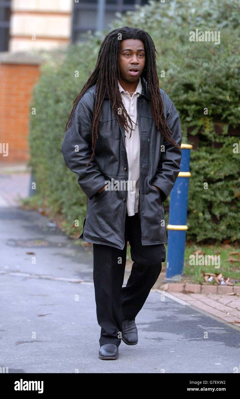 Elvis Cranstoun, der Vater von Letisha Shakespeare, kommt am Leicester Crown Court an, um den Prozess gegen fünf Männer zu beginnen, die beschuldigt werden, Charlene Ellis und Letisha ermordet zu haben, als sie am 2. Januar letzten Jahres vor einem Friseursalon in Birmingham standen. Charlenes Zwillingsschwester Sophie, ihr Cousin Cheryl Shaw und Leon Harris wurden bei der Schießerei in Birchfield Road, Aston im Januar alle verletzt. Stockfoto Elvis Cranstoun, der Vater von Letisha Shakespeare, kommt am Leicester Crown Court an, um den Prozess gegen fünf Männer zu beginnen, die beschuldigt werden, Charlene Ellis und Letisha ermordet zu haben, als sie am 2. Januar letzten Jahres vor einem Friseursalon in Birmingham standen. Charlenes Zwillingsschwester Sophie, ihr Cousin Cheryl Shaw und Leon Harris wurden bei der Schießerei in Birchfield Road, Aston im Januar alle verletzt. Stockfoto