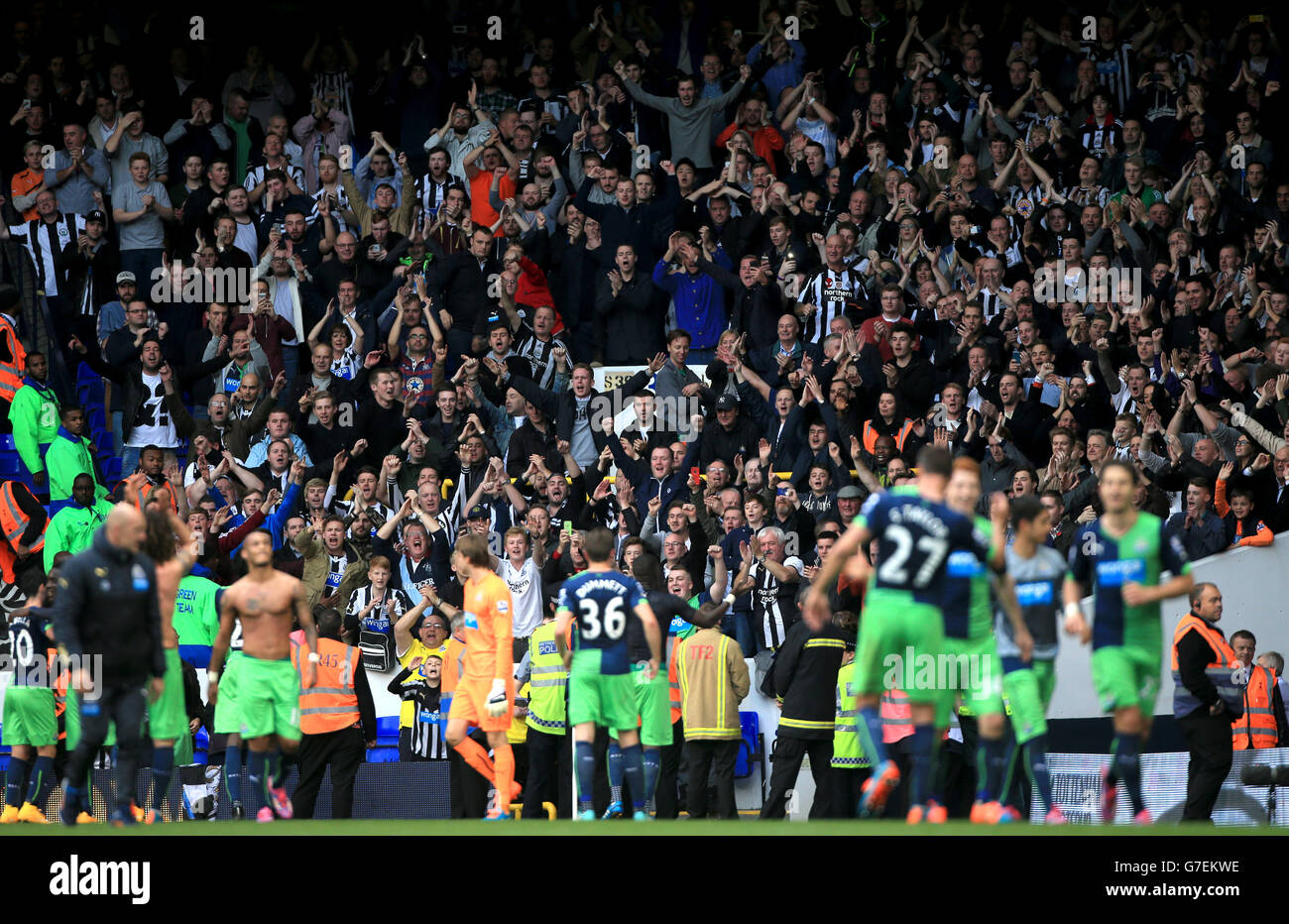 Die Spieler von Newcastle United feiern den Sieg nach dem letzten Pfiff vor den Auswärtsspielern während des Spiels der Barclays Premier League in der White Hart Lane, London. Stockfoto