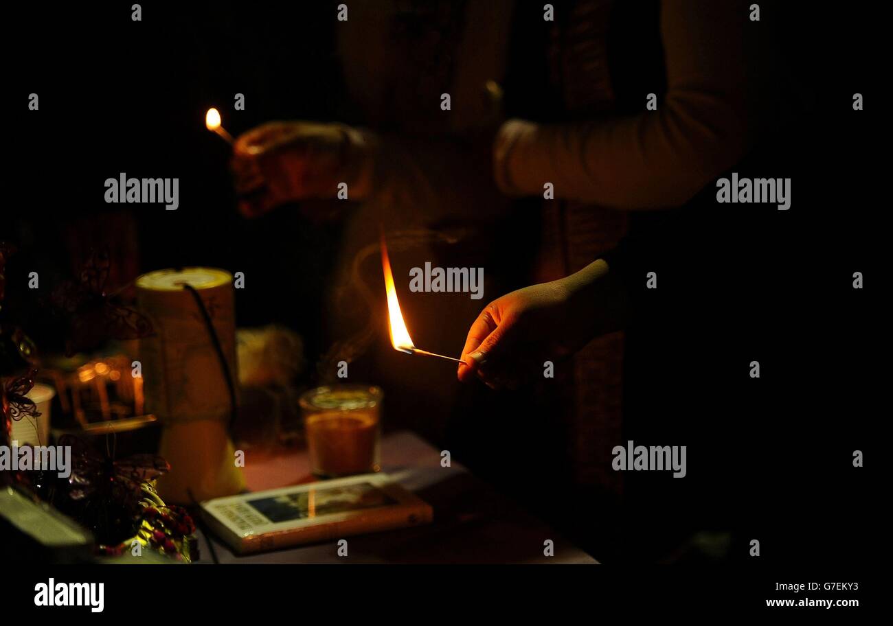 Eifrige Anhänger führen Aarti auf, während sie Kerzen am Tempel anbieten, während Tausende Diwali feiern, das hinduistische "Fest der Lichter" am Bhaktivedanta Manor in Watford. Stockfoto