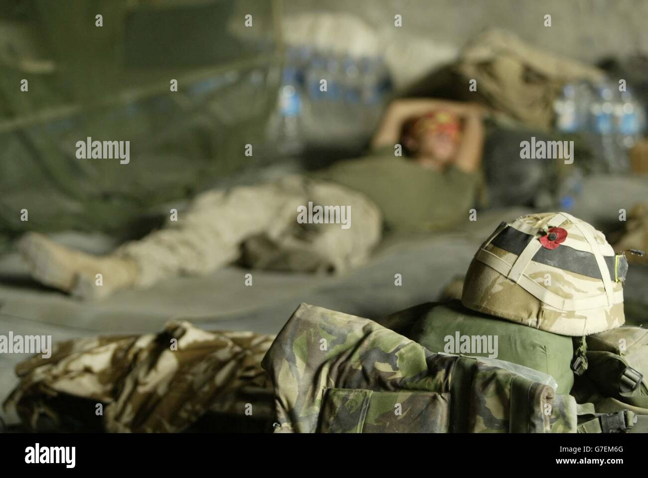 NUR FÜR ÜBERSEE: Soldaten, die mit Bravo Company aus dem 1. Bataillon der Schwarzen Uhr im Camp Dogwood bei Al Mahmudia eingesetzt werden, machen Sie eine wohlverdiente Pause, in einem ehemaligen Munitionsbunker an ihrer vorwärts operierenden Basis. Stockfoto