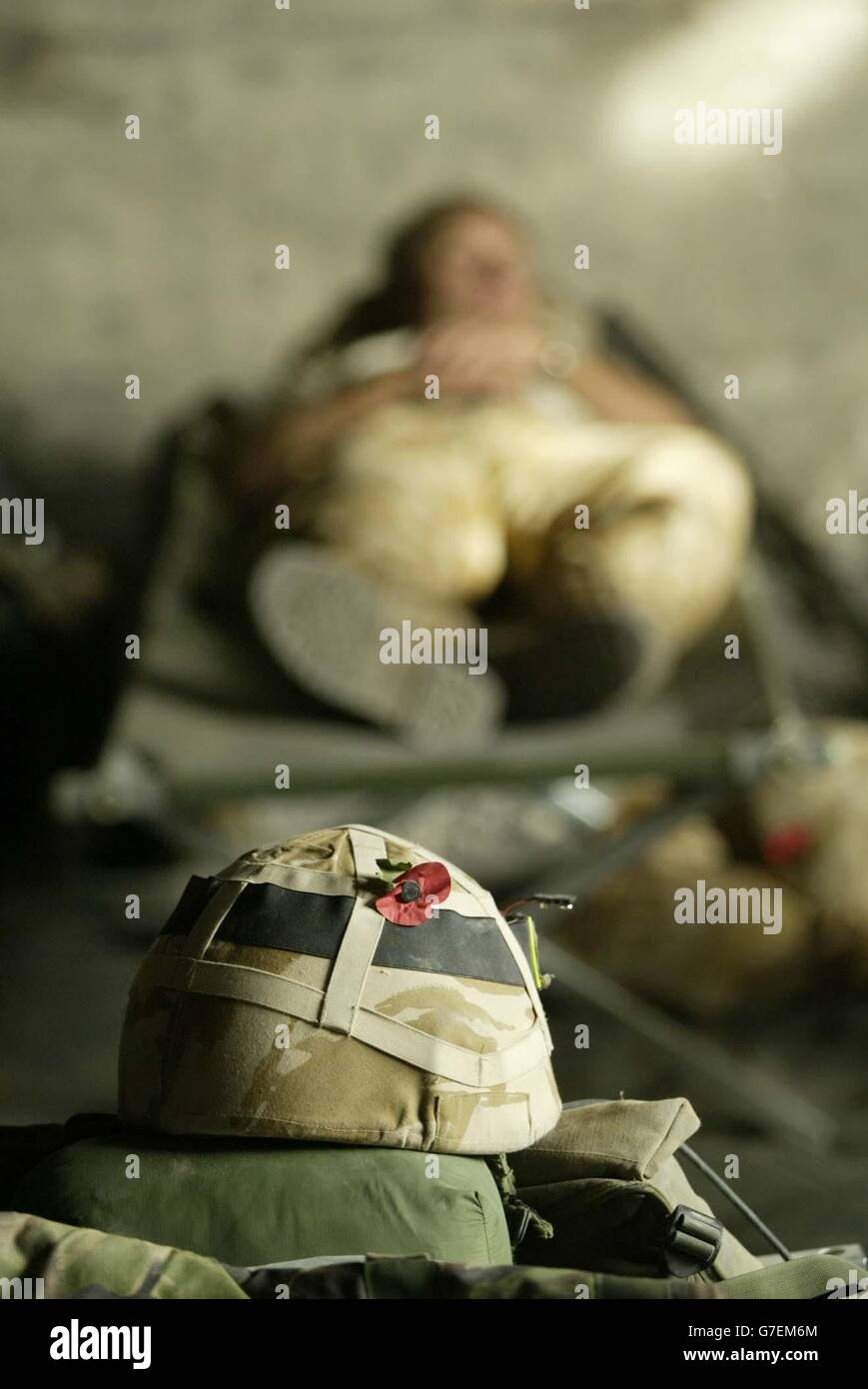 NUR FÜR ÜBERSEE: Soldaten, die mit Bravo Company aus dem 1. Bataillon der Schwarzen Uhr dienen, auf einem vorwärts operierenden Stützpunkt am Ostufer des Euphrats eingesetzt, um Bewegungen zu und von der umkämpften Stadt Fallujah zu überwachen, machen eine wohlverdiente Pause, in einem ehemaligen Munitionsbunker. Stockfoto