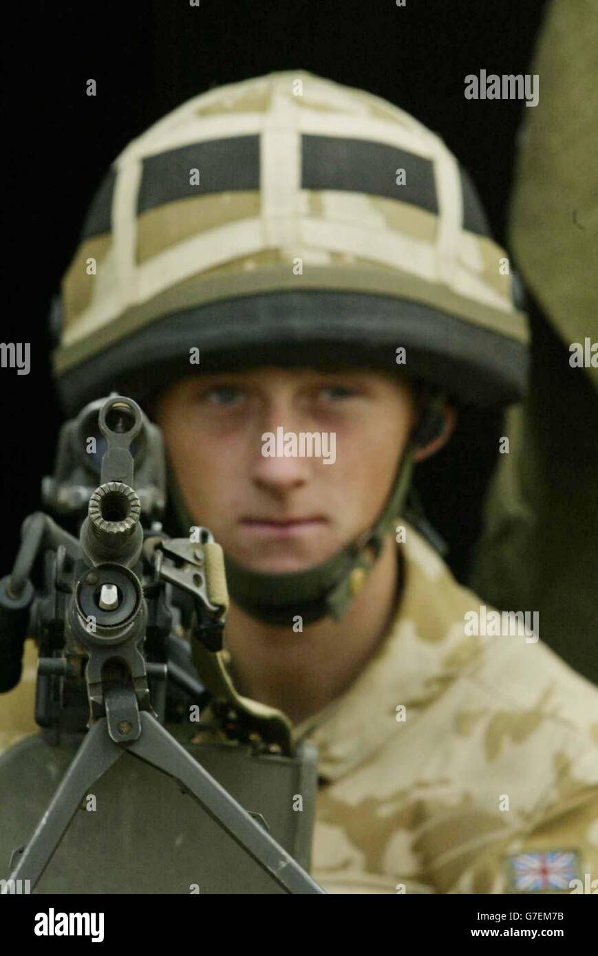 NUR FÜR ÜBERSEE: Der Trooper Jason Dixon, der mit Bravo Company vom 1. Bataillon The Black Watch im Camp Dogwood in der Nähe von Al Mahmudia arbeitet, hat ein leichtes Maschinengewehr von Mimi an ihrer vorderen Einsatzbasis, von wo aus sie die Bewegungen von und zur umkämpften Stadt Fallujah überwachen. Stockfoto