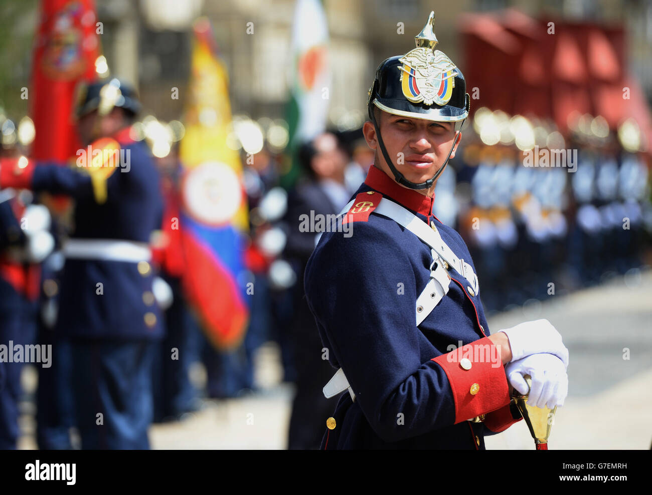 Ein Soldat sieht zu, wie der Prinz von Wales und die Herzogin von Cornwall am zweiten Tag ihrer Reise nach Kolumbien und Mexiko von Präsident Juan Manuel Santos und seiner Frau Maria im Präsidentenpalast in Bogota, Kolumbien, offiziell begrüßt werden. Stockfoto