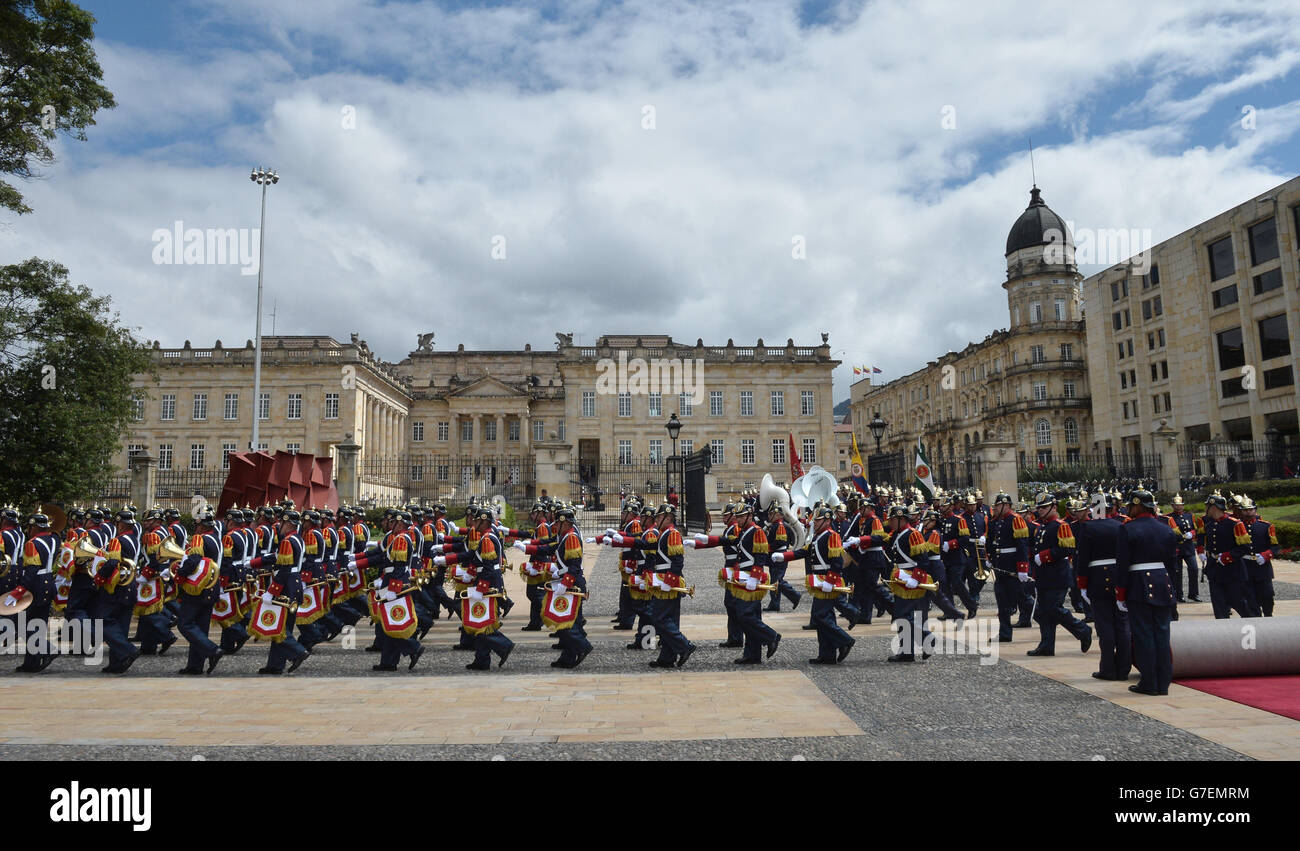 Eine Marschkapelle trifft ein, als der Prinz von Wales und die Herzogin von Cornwall am zweiten Tag ihrer Reise nach Kolumbien und Mexiko von Präsident Juan Manuel Santos und seiner Frau Maria im Präsidentenpalast in Bogota, Kolumbien, offiziell begrüßt werden. Stockfoto