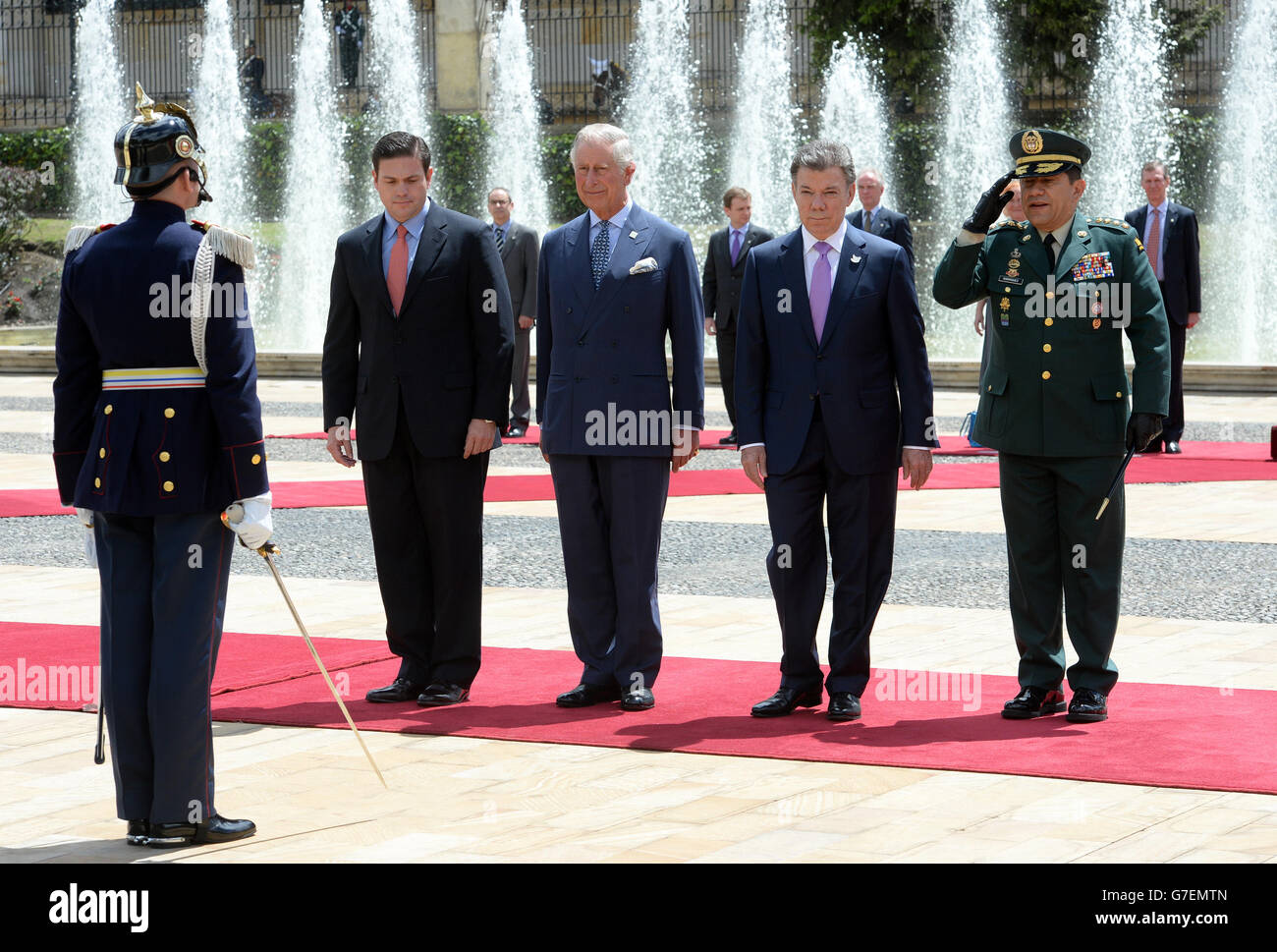 Der Prinz von Wales inspiziert die Wache, während er und die Herzogin von Cornwall am zweiten Tag ihrer Reise nach Kolumbien und Mexiko von Präsident Juan Manuel Santos und seiner Frau Maria im Präsidentenpalast in Bogota, Kolumbien, offiziell begrüßt werden. Stockfoto