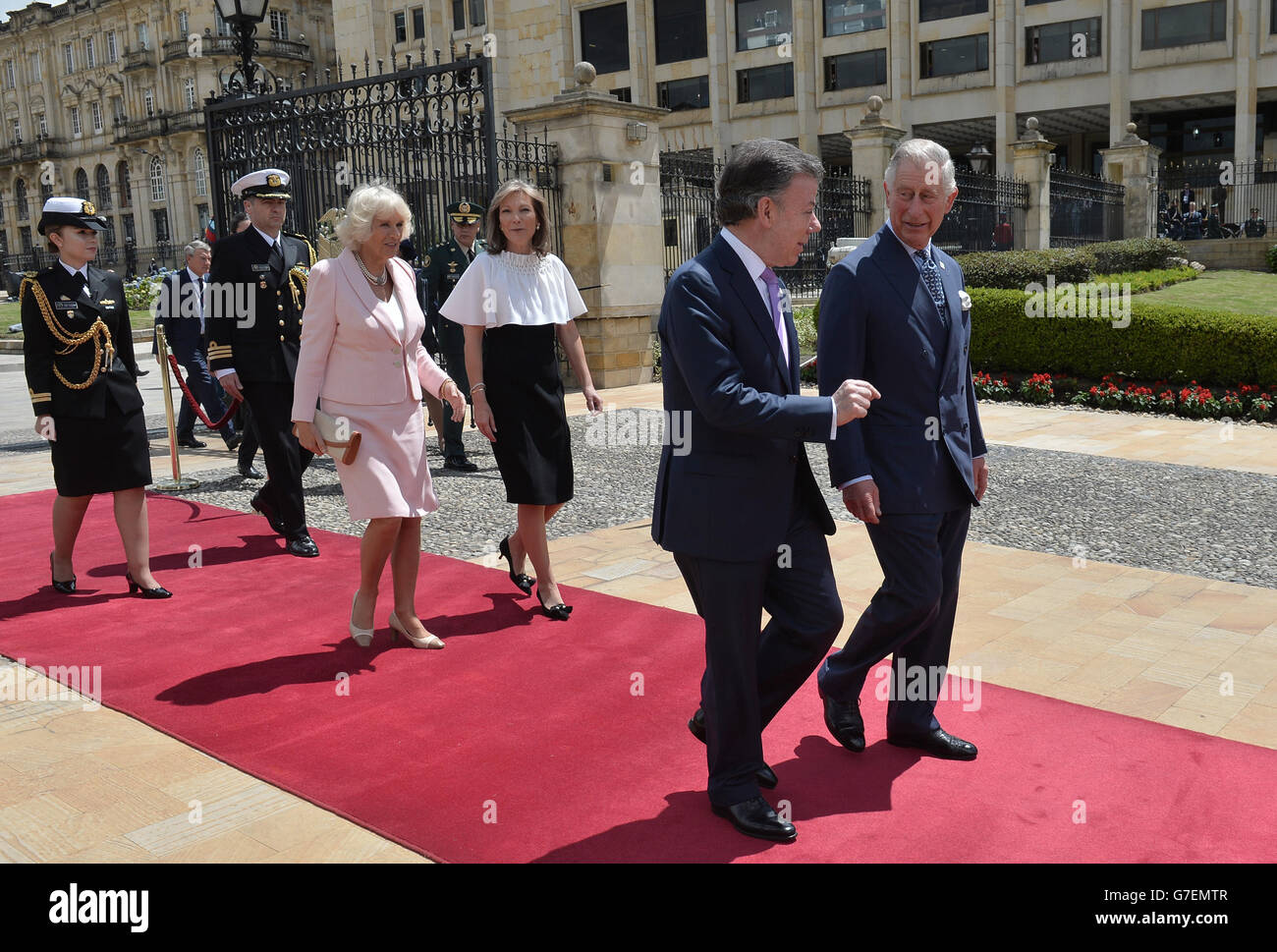 Der Prinz von Wales und die Herzogin von Cornwall werden am zweiten Tag ihrer Reise nach Kolumbien und Mexiko von Präsident Juan Manuel Santos und seiner Frau Maria im Präsidentenpalast in Bogota, Kolumbien, offiziell begrüßt. Stockfoto