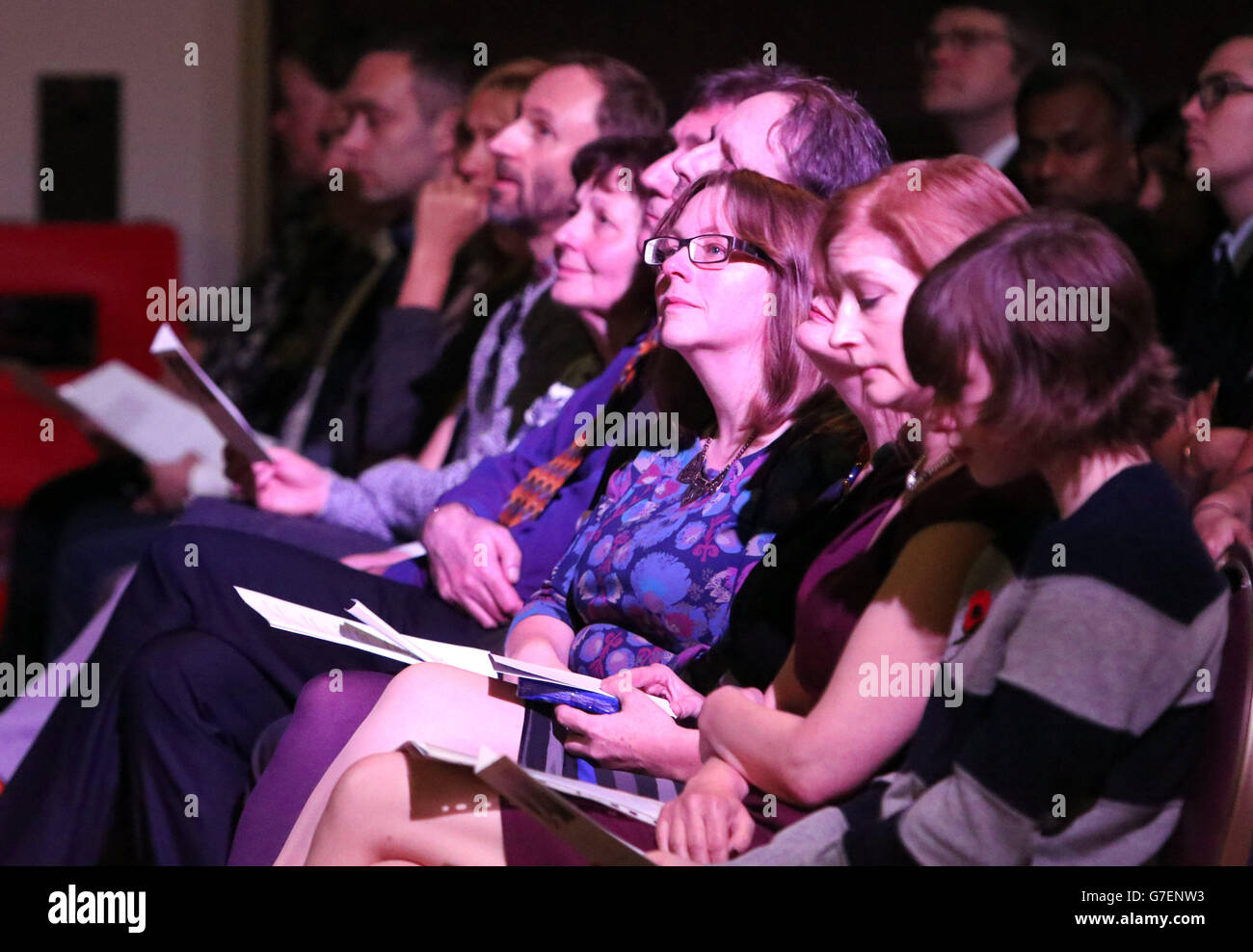 Rosalind Hodgkiss (Mitte) und Jose Gross (hinter Rosalind), Vater und Mutter von Alice Gross, während eines öffentlichen Gedenkgottesdienstes zum Gedenken an das ermordete Schulmädchen, das im Rathaus von Greenford, Middlesex, gehalten wurde. Stockfoto