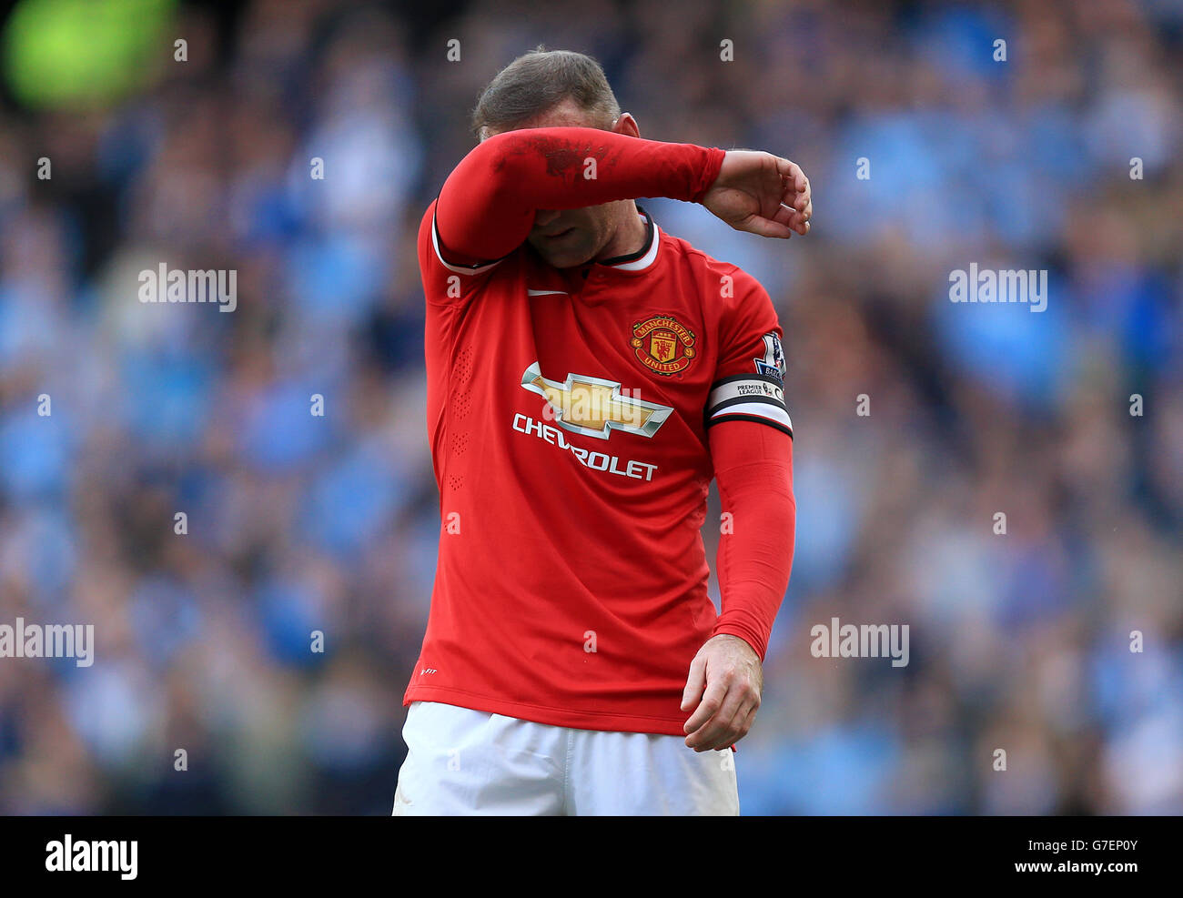 Fußball - Barclays Premier League - Manchester City / Manchester United - Etihad Stadium. Wayne Rooney von Manchester United sieht gegen Ende der ersten Halbzeit niedergeschlagen aus Stockfoto
