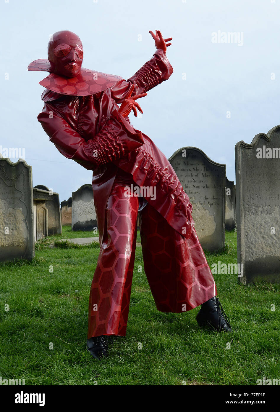 „Catasta“ mit einem hexus-Latexkostüm posiert auf dem Gelände der St. Mary's Church während des Whitby Goth Weekend in North Yorkshire. Stockfoto