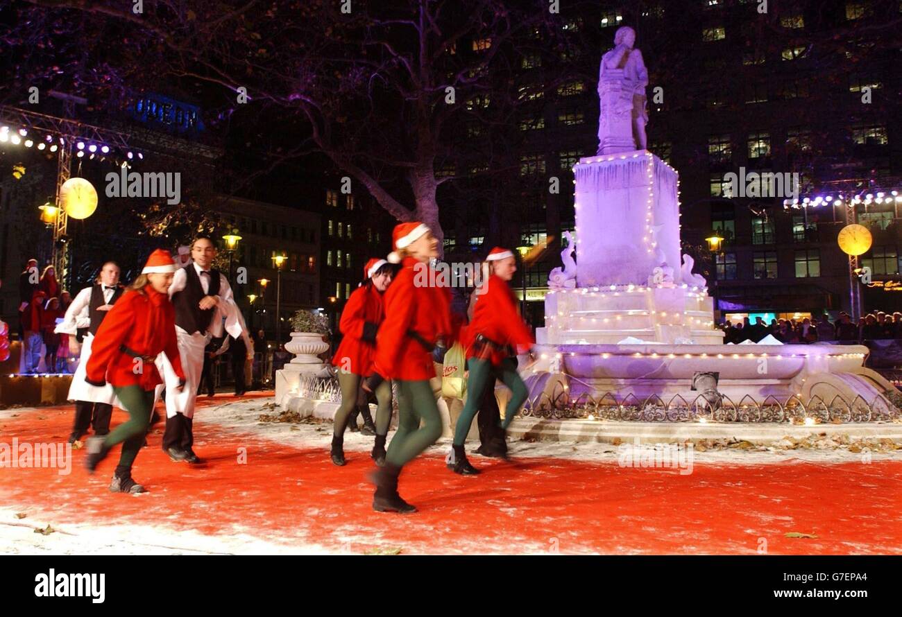 Das Zentrum des Leicester Square wird zur britischen Premiere von Polar Express im Vue Leicester Square im Zentrum von London in eine „Winter Wonderland“-Szene verwandelt Stockfoto