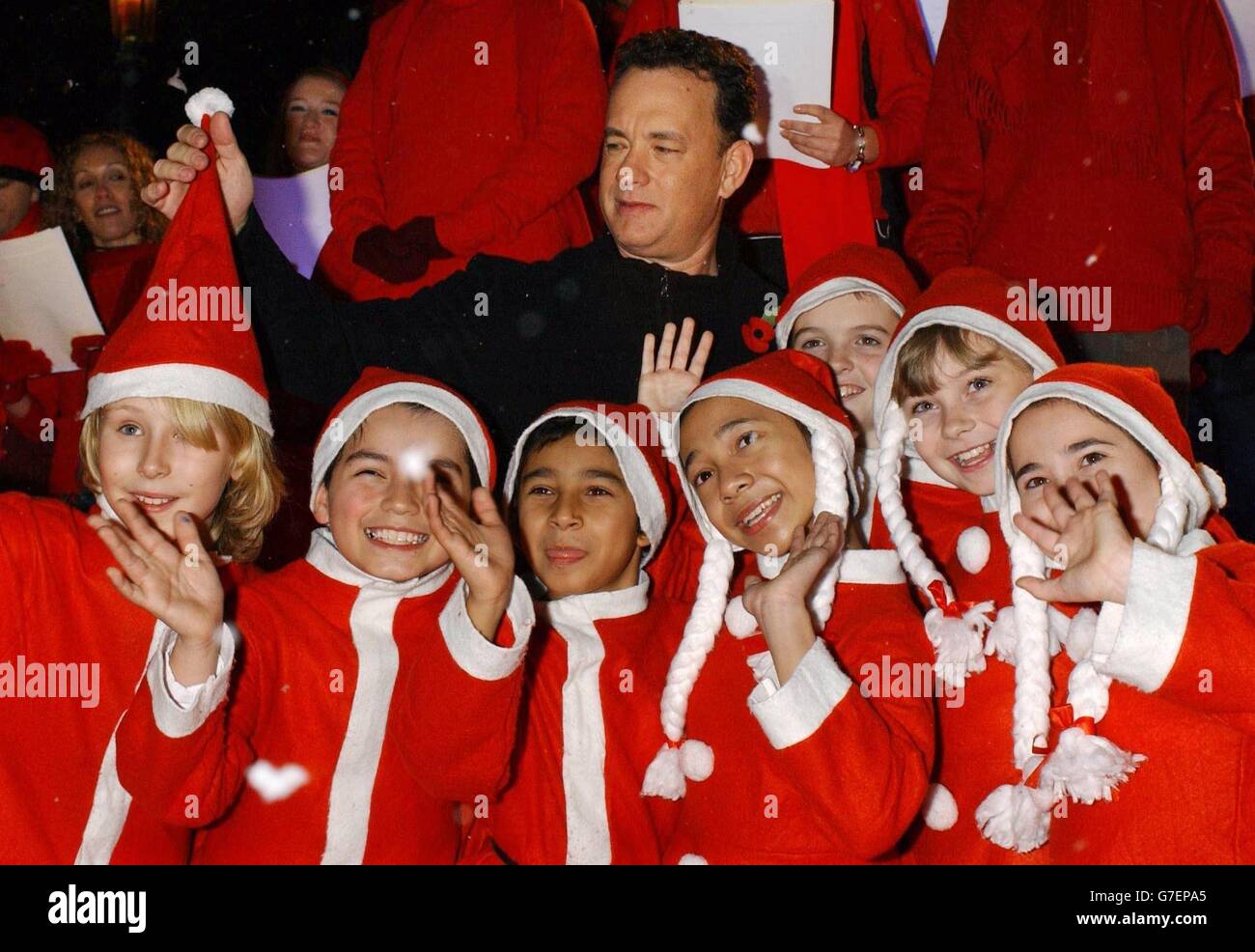 Star des Films Tom Hanks posiert mit Schulkindern, als er zur britischen Premiere von Polar Express im Vue Leicester Square im Zentrum von London eintrifft Stockfoto