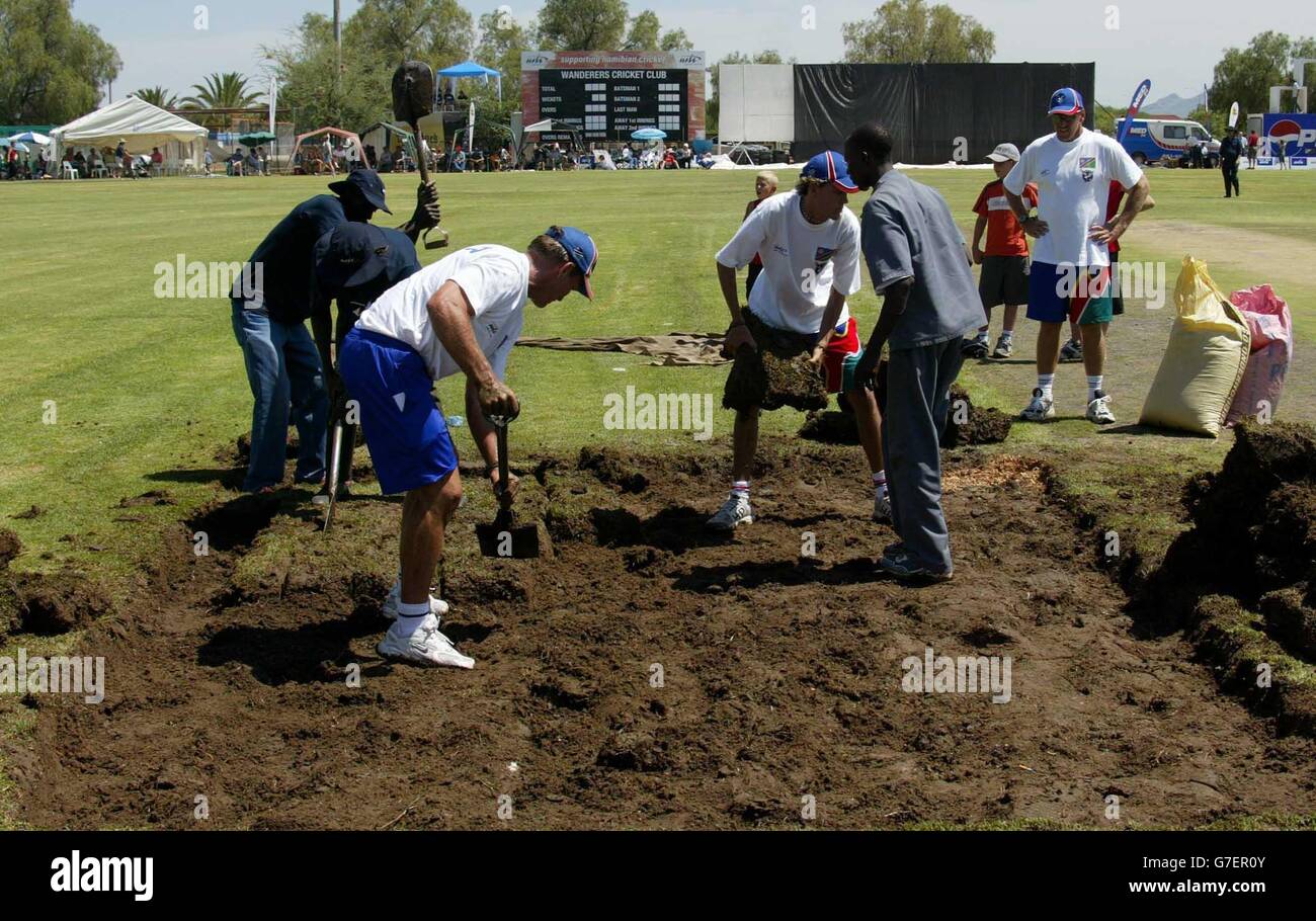 Namibia Coaches und Bodentrainern reparieren das Spielfeld nach heftigem Regen letzte Nacht, als England Namibia auf dem Wanderers Cricket Ground in Windhoek, Namibia, in einem Warm-Up-Spiel für ihre eintägige Serie gegen Simbabwe antreten wird. Stockfoto