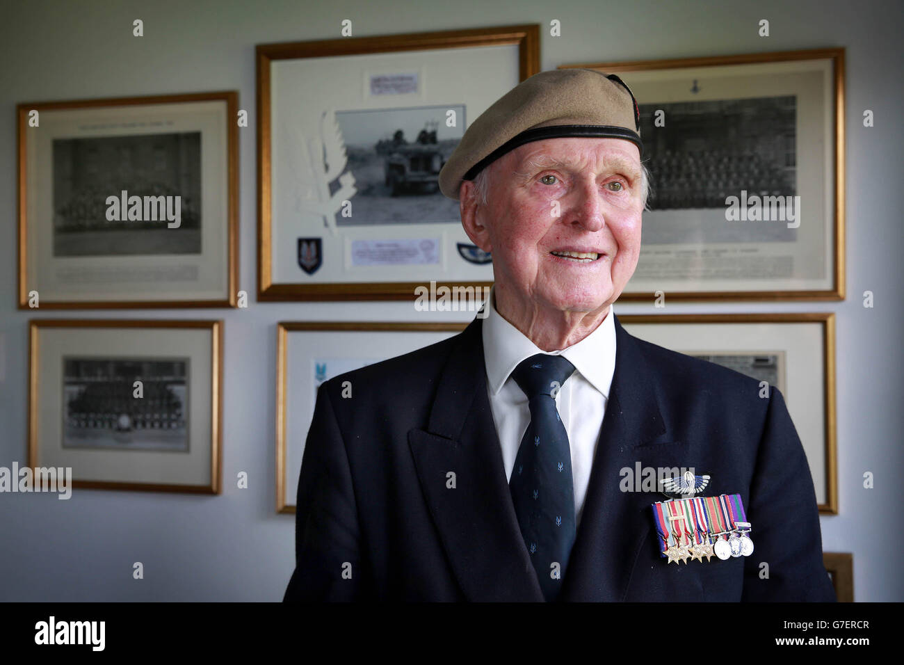 Colonel Edward Toms, ein 93-jähriger SAS- und SOE-Veteran aus Hythe in Kent aus dem Zweiten Weltkrieg, zeigt seine Medaillen zu Hause, bevor er im Vorfeld des diesjährigen Remembrance Day &ETH nach Burgund in Frankreich reist. Das ist die 95. Gedenkfeier seit ihrer Gründung im Jahr 1919. Stockfoto