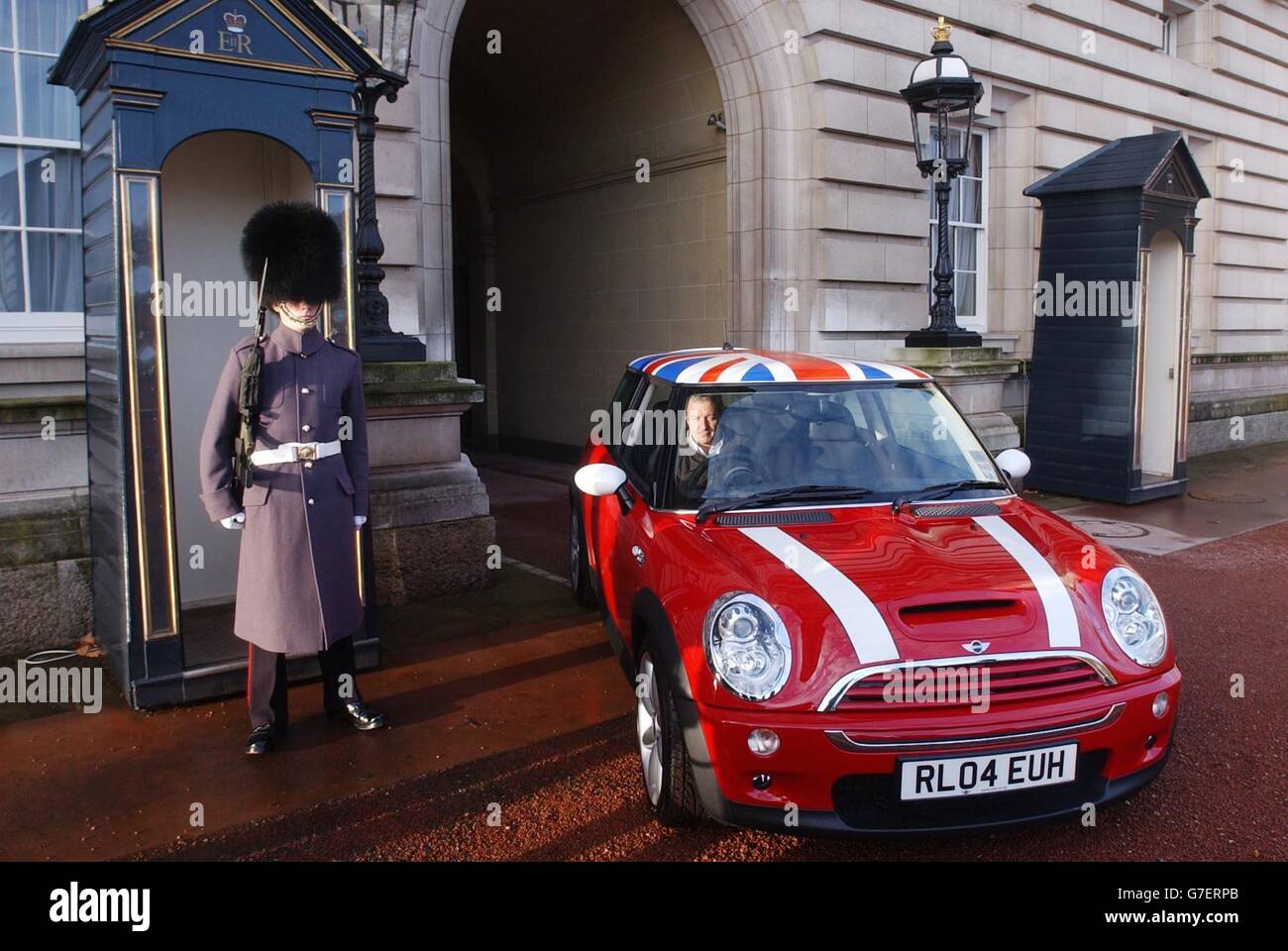 Ein Mini-Auto kommt am Buckingham Palace in London an, Hier wird es zusammen mit anderen Designklassikern wie einem Mini und dem Nose Cone von einer concorde im Viereck der offiziellen Residenz der Queen für eine Ausstellung britischer Exzellenz unter dem Titel "Avenue of Design" und wird von der Queen an diesem Abend ausgerichtet werden. Stockfoto