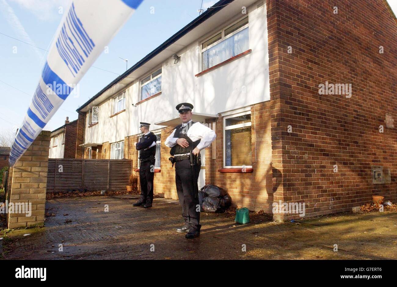 Die Polizei steht vor dem Haus, in dem Levi Bellfield in West Drayton, West London, verhaftet wurde. Bellfield wurde im Zusammenhang mit dem Mord an der französischen Studentin Amilie Delagrange verhaftet, die im August 2004 auf Twickenham Green tot aufgefunden wurde. Der Mann wird auch wegen des versuchten Mordes und Raubes einer Frau in der Nähe des gleichen Grüns im November 2002 befragt. Stockfoto