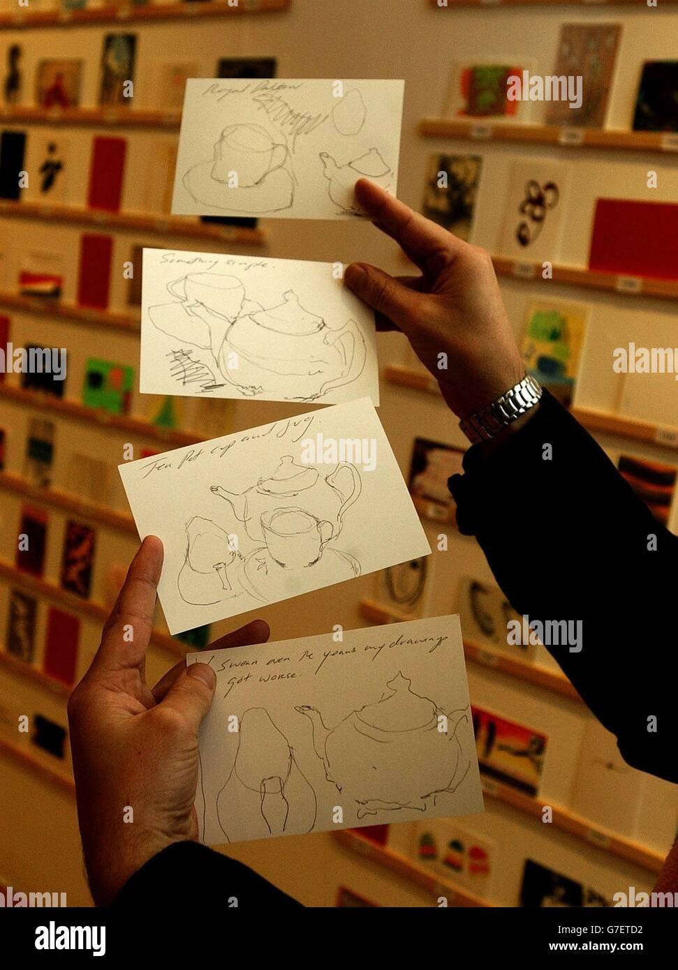 Vier Postkarten des Künstlers Tracey Emin werden von Richard Kirk am Royal College of Art in Kensington, West London, gehalten. Nach fünf Nächten Schlange hatte Kirk das Glück, die Postkarte des Künstlers im anonymen RCA Secret-Verkauf auszuwählen. Mehr als zweitausend Postkarten von Künstlern wie David Hockney, Tracey Emin, Sir Peter Blake und Mario Testino sind zusammen mit der Arbeit der Studenten an der Hochschule bei 35 erhältlich. Stockfoto