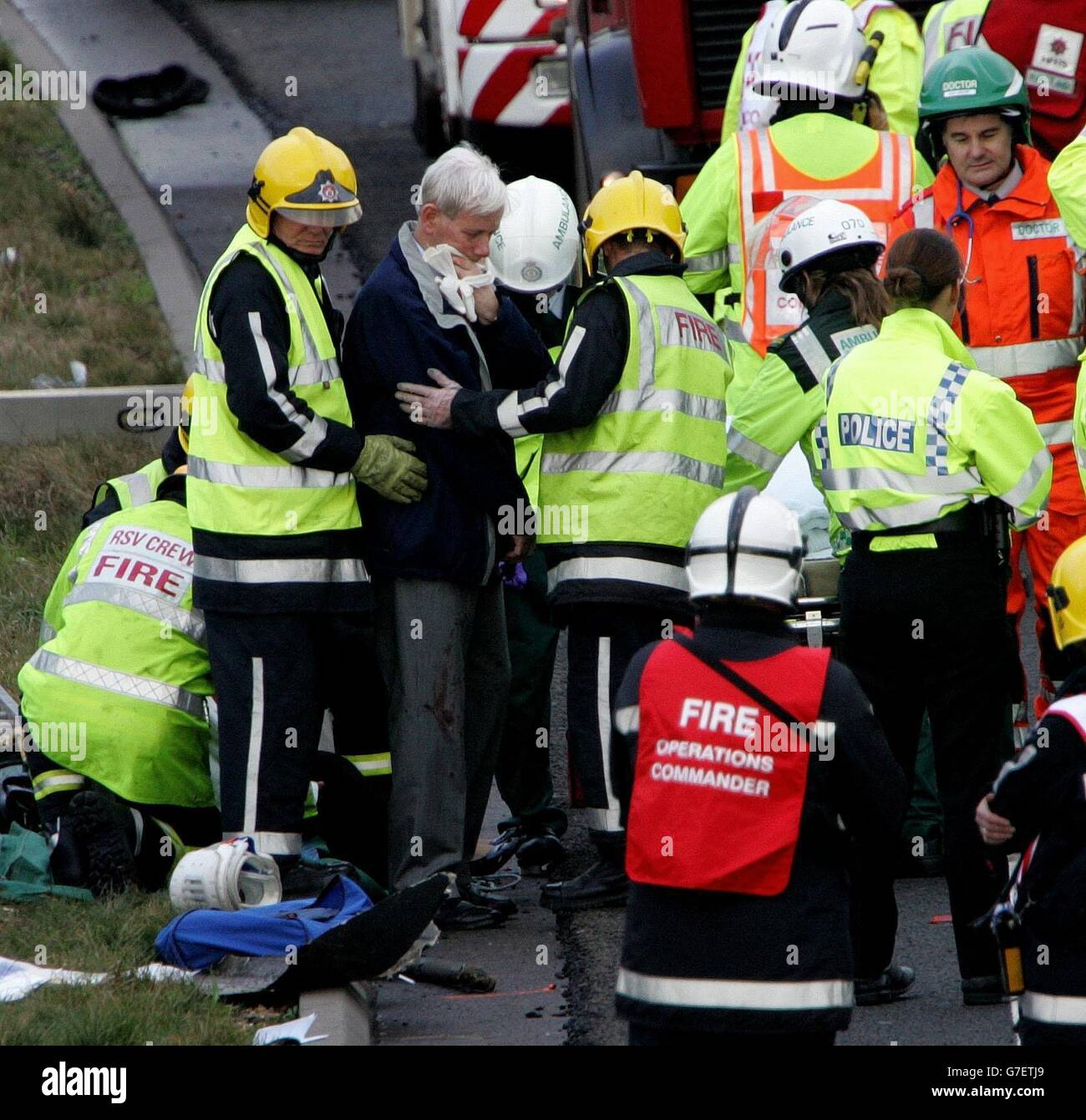 Sechs Menschen wurden verletzt, als ein Reisebus mit Rentnern mit einem Traktor kollidierte, teilte die Polizei mit. Der Eindeckerbus kollidierte heute Morgen kurz nach 11 Uhr mit dem landwirtschaftlichen Fahrzeug auf dem nordwärts gelegenen Abschnitt der A34 in der Nähe der Tothill-Dienste an der Grenze zwischen Hampshire und Berkshire. Eine Sprecherin der Polizei von Hampshire sagte, dass die beiden Fahrzeuge dann in die südliche Fahrbahn der Fernverkehrsstraße eingeschlagen wurden. Stockfoto