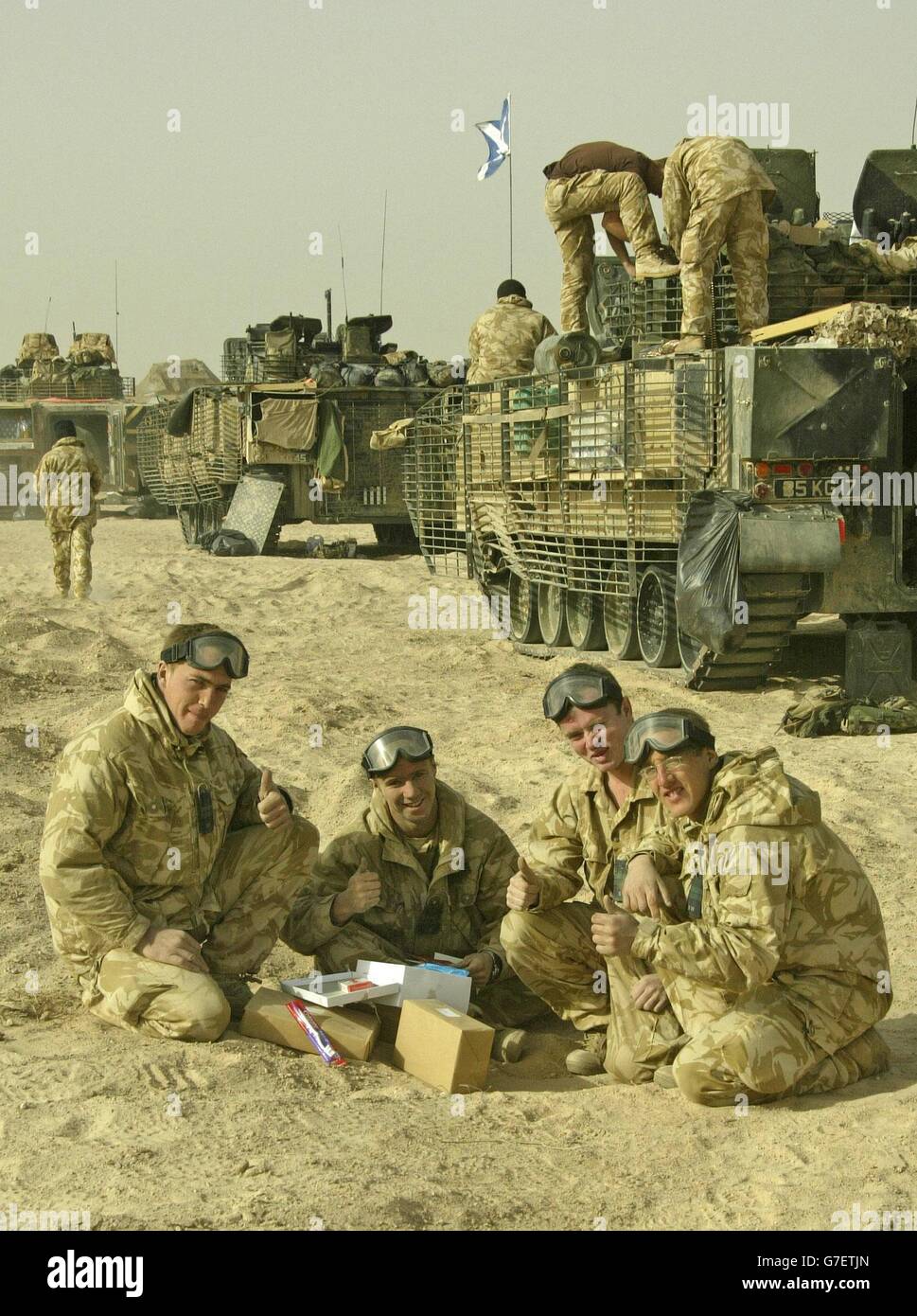 Von links: Pte's Robert Robertson (Fife), Ian Porteus (Dundee), Wayne Macky (Dundee) und Lee Beaton (Dundee) von der „A“-Firma The Black Watch eröffnen ihren Posten im irakischen Camp Dogwood. Stockfoto