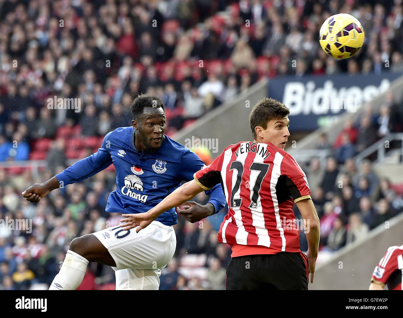 Evertons Romelu Lukaku (links) führt den Ball an Sunderlands Santiago Vergini vorbei während des Barclays Premier League-Spiels im Stadium of Light, Sunderland. DRÜCKEN Sie VERBANDSFOTO. Bilddatum: Sonntag, 9. November 2014. Siehe PA Geschichte FUSSBALL Sunderland. Bildnachweis sollte Owen Humphreys / PA Wire lesen. . . Stockfoto