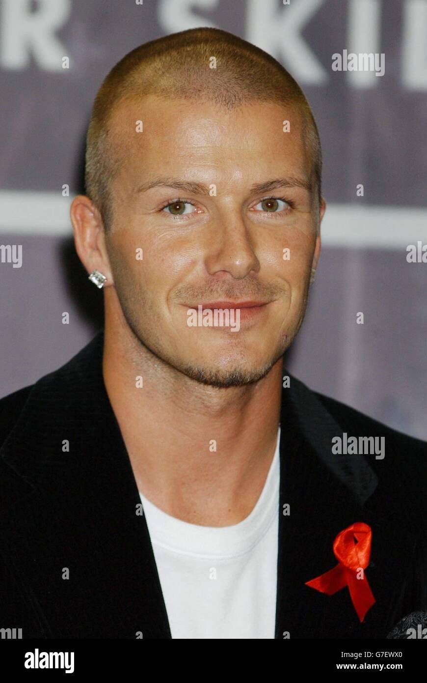 David Beckham posiert für Fotografen während eines Ladenauftritts in Virgin Megastore in der Oxford Street, im Zentrum von London, um Kopien seiner offiziellen Trainingskompetenz-DVD 'Really Bend IT Like Beckham' zu signieren. Stockfoto