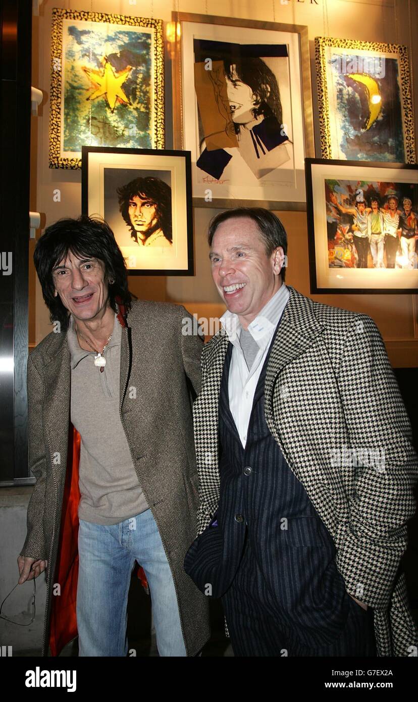 Ronnie Wood (links) von den Rolling Stones und Designer Tommy Hilfiger starten eine Ausstellung von Ronnies Kunstwerken im neuen H Hilfiger Store in der Sloane Street, im Zentrum von London. Stockfoto