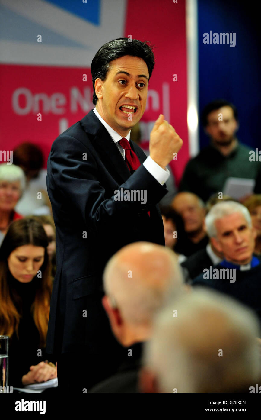 Arbeitsleiter Ed Miliband spricht das Publikum während einer Frage- und Antwortsitzung am Harlow College in Harlow, Essex. Stockfoto