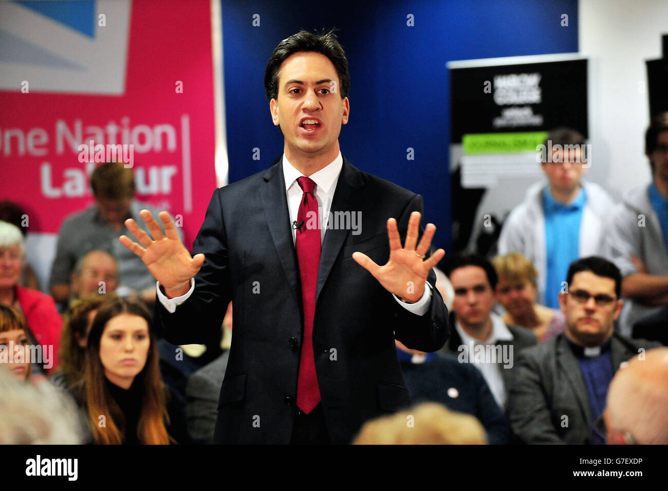 Arbeitsleiter Ed Miliband spricht das Publikum während einer Frage- und Antwortsitzung am Harlow College in Harlow, Essex. Stockfoto