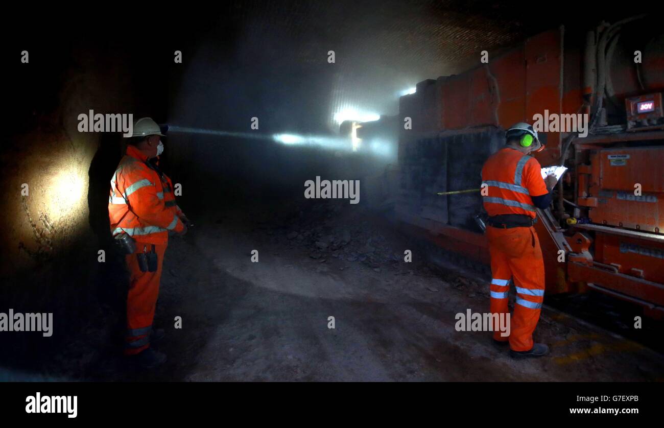 Compass Mineralsalzmine. Bergleute arbeiten an der Salzwand, 500 Fuß unter der Oberfläche der Mineralsalzmine Compass in Winsford, Ceshire. Stockfoto