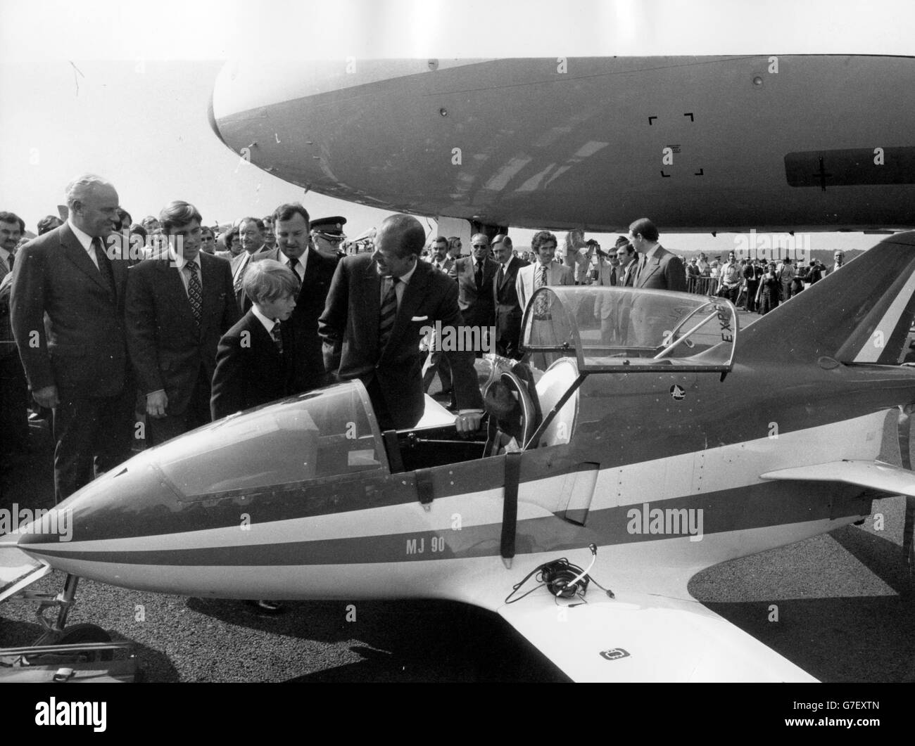 Auf der Farnborough Airshow brachte der Herzog von Edinburgh seine Söhne - Prinz Andrew (zweite links) und Prinz Edward (Mitte) - zum Lachen, als er auf diesen Midjet-Jet hinwies, der die Bede M J 98 wie ein 'Luftfahrtzeug' aussah. *Eingescannte Low-Res aus dem Druck, High-Res auf Anfrage* Stockfoto