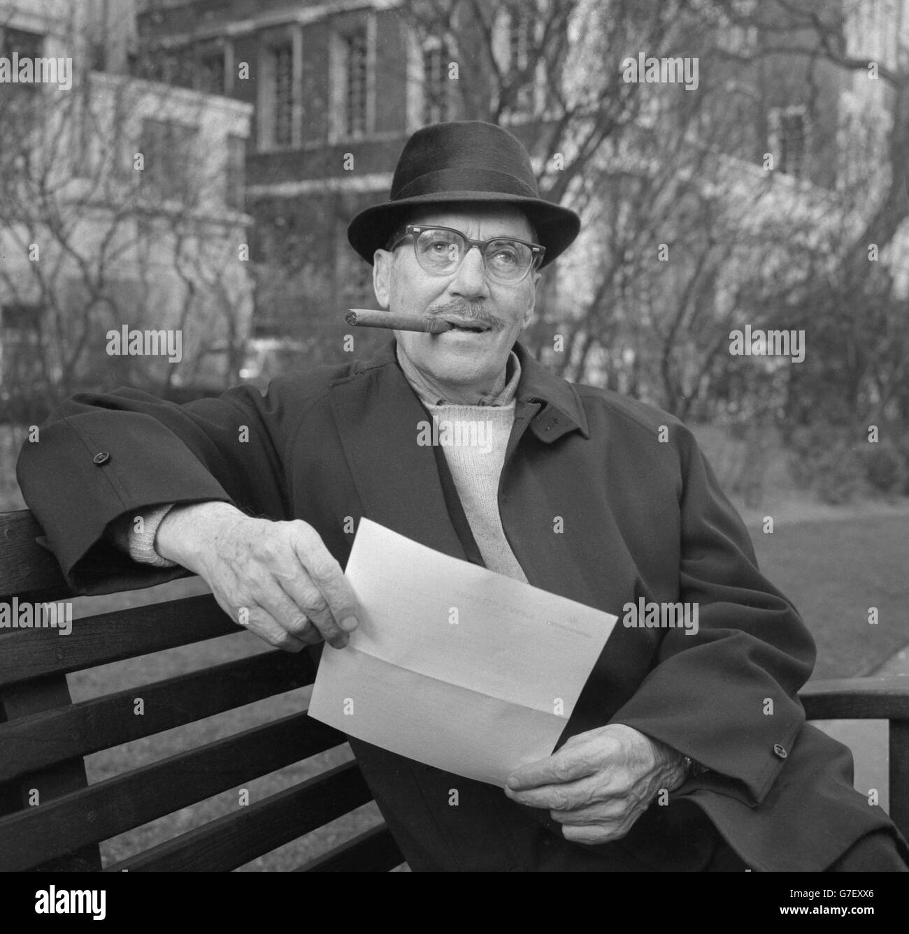Groucho Marx genießt die späte Abendsonne in den Embankment Gardens in London. Stockfoto
